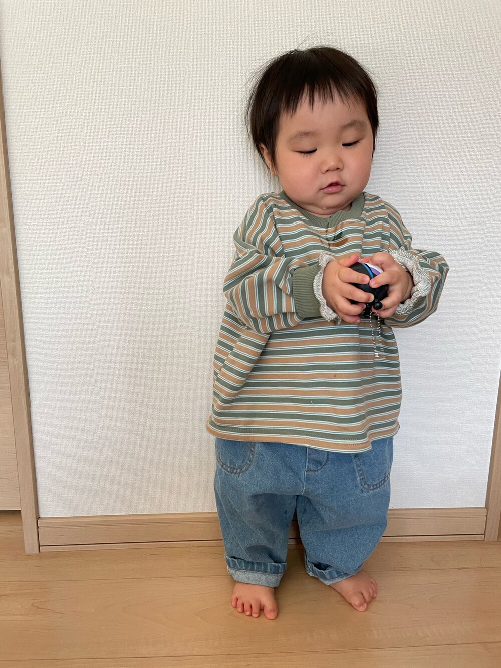 「キッズファッション、おとこのこ、韓国ファッション、韓国子供服、デニム、くすみカラー、ラフ、ゆるコーデ、男の子、ハーフパンツ、ボーダー、1歳、男の子コーデ、デニムジャケット、休日スタイル」｜「aimohaの【aimoha-KIDS-】【新作】韓国子供服 配色ボーダー柄ロングTEE（Tシャツ/カットソー、グリーン系）」を使った、MANOAさん（キッズ・80cm）の春コーディネートの2枚目の写真