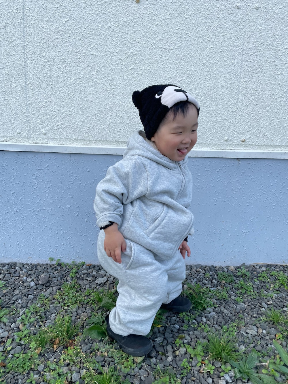「スニーカー、男の子コーデ、シンプル、キッズコーデ、キッズファッション、おとこのこ、ラフ、ユニクロ、セットアップ、グレー、スウェット、3歳、ファッションを楽しもう、公園」｜「VANSのアイテム（スリッポン、ブラック系）」を使った、MANOAさん（キッズ・90cm）の秋コーディネートの2枚目の写真