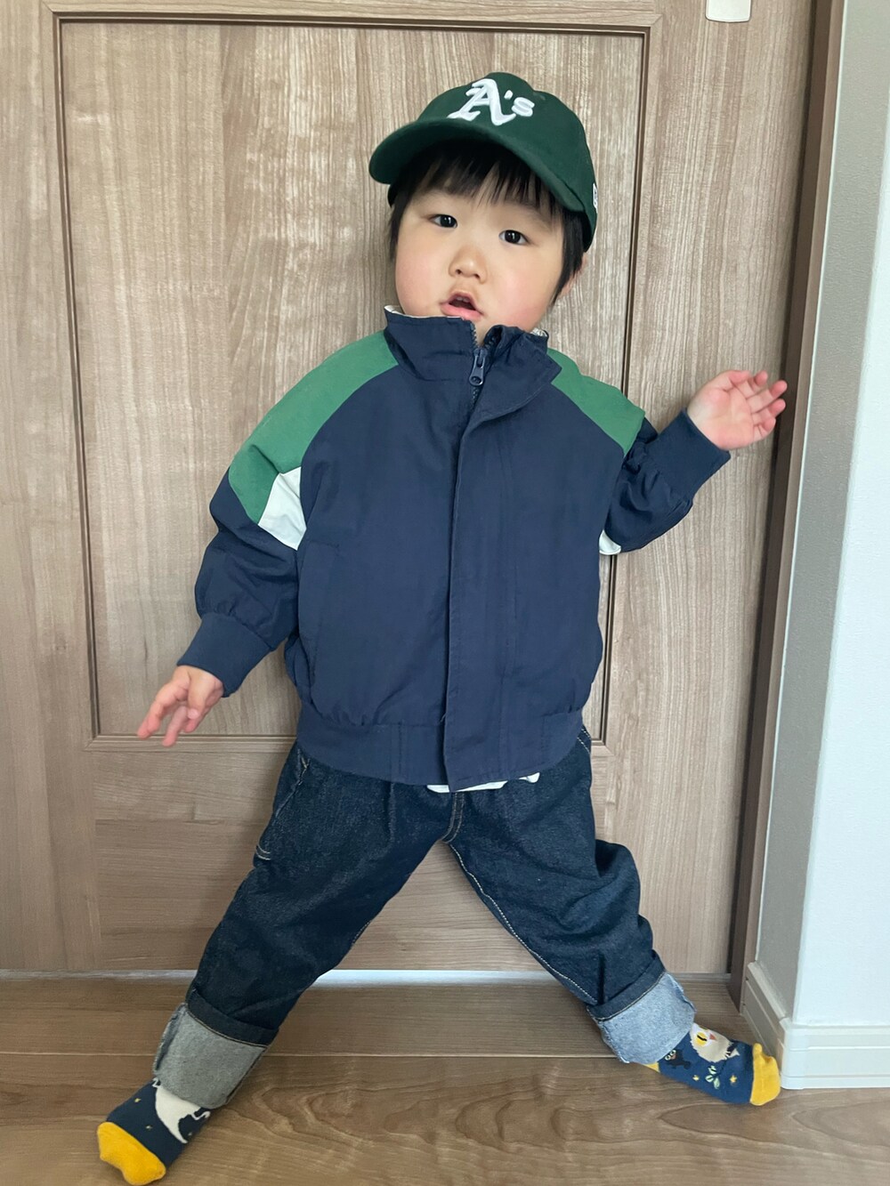 「韓国子供服、ジーンズ、プリントT、春コーデ、春、カジュアルコーデ、キッズコーデ、キッズファッション、２歳、男の子、男の子コーデ、キャップ、おとこのこ、キッズ、ラフ」｜「aimohaの【aimoha-KIDS-】【新作】 韓国子供服 アメカジバック刺繍配色ブルゾン（ブルゾン、ブルー系）」を使った、MANOAさん（キッズ・80cm）の春コーディネートの3枚目の写真
