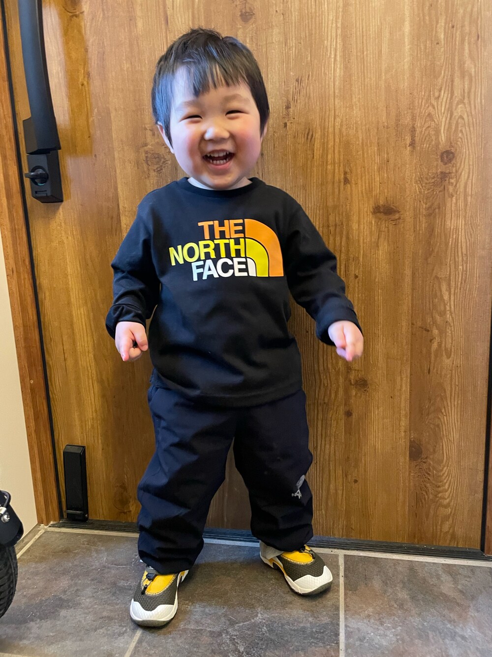 「休日スタイル、キッズコーデ、春コーデ、キッズファッション、ブラック、ラフ、男の子コーデ、男の子、2歳、THE NORTH FACE、シンプルコーデ、春、ロンT、黒×黄色、キッズ」｜「THE NORTH FACEのアイテム（パンツ、ブラック系）」を使った、MANOAさん（キッズ・80cm）の春コーディネートの3枚目の写真