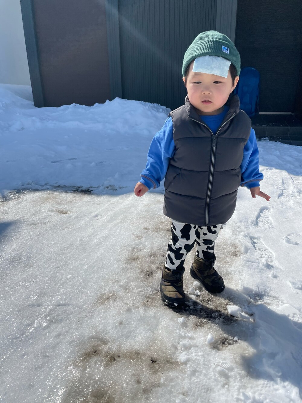 「キッズファッション、男の子コーデ、春服デビュー宣言、柄、ベスト、男の子、キッズコーデ、2歳、ゆるコーデ、スウェット、ブルー、ラフ、休日スタイル」｜「Birthdayのアイテム（ハンチング/ベレー帽、グレー系）」を使った、MANOAさん（キッズ・80cm）の春コーディネートの4枚目の写真