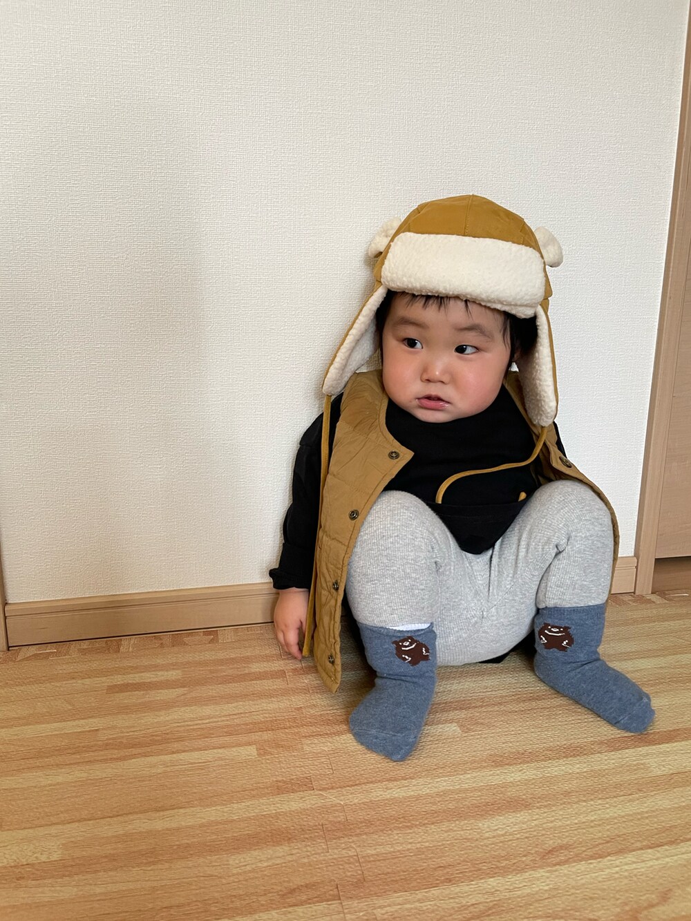 「キッズコーデ、男の子、キッズファッション、休日コーデ、イエロー、1歳、おとこのこ、kids、モノトーンコーデ、ラフ、男の子コーデ、オーバーサイズ、ゆるコーデ」｜「UNIQLOのアイテム（パンツ、グレー系）」を使った、MANOAさん（キッズ・80cm）の春コーディネートの3枚目の写真