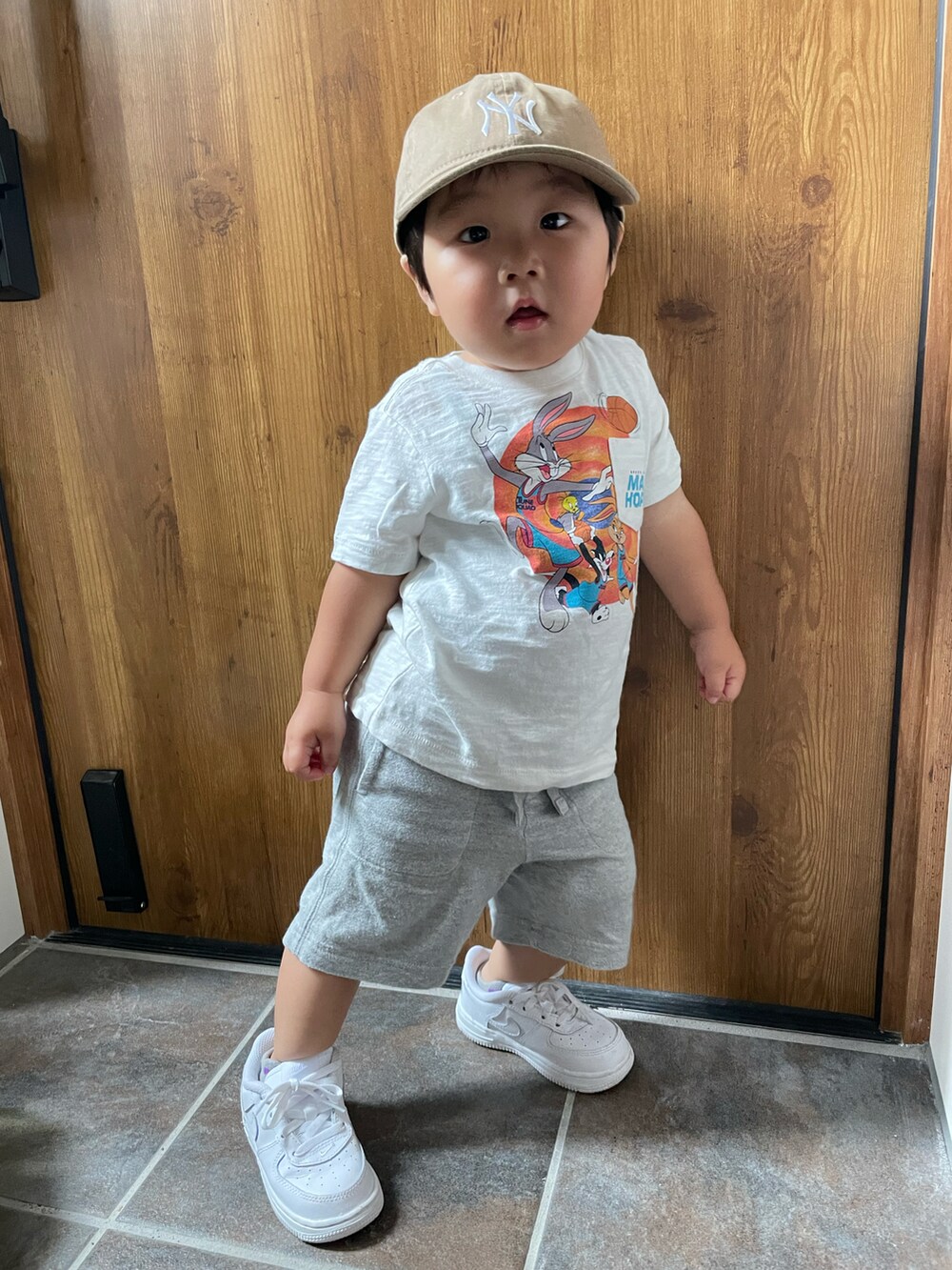 「真夏のアクティブスタイル、NIKE、Tシャツ、キッズコーデ、1歳、男の子、キャップ、ラフ、ノースリーブ、GAP、男の子コーデ、スウェット、白Tシャツ、白スニーカー、夏コーデ」｜「NEW ERAの【NEW ERA】9TWENTY MLB BASEBALL CAP /【ニューエラ】920 ナイントゥエンティ メジャーリーグ ベースボール キャップ（キャップ、ベージュ系）」を使った、MANOAさん（キッズ・80cm）の夏コーディネートの2枚目の写真