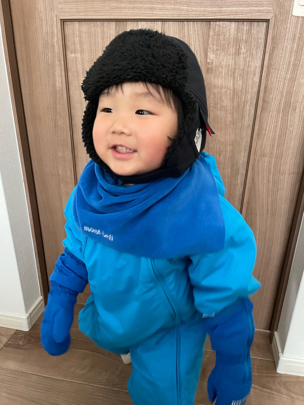 「キッズファッション、保育園コーデ、冬コーデ、男の子、冬、2歳、おとこのこ、雪国、mont-bell、シンプルコーデ、THE NORTH FACE、スキーウェア、ジャンプスーツ、キッズコーデ」｜「mont-bellのアイテム（ジャケット/アウター、ブルー系）」を使った、MANOAさん（キッズ・80cm）の冬コーディネートの2枚目の写真