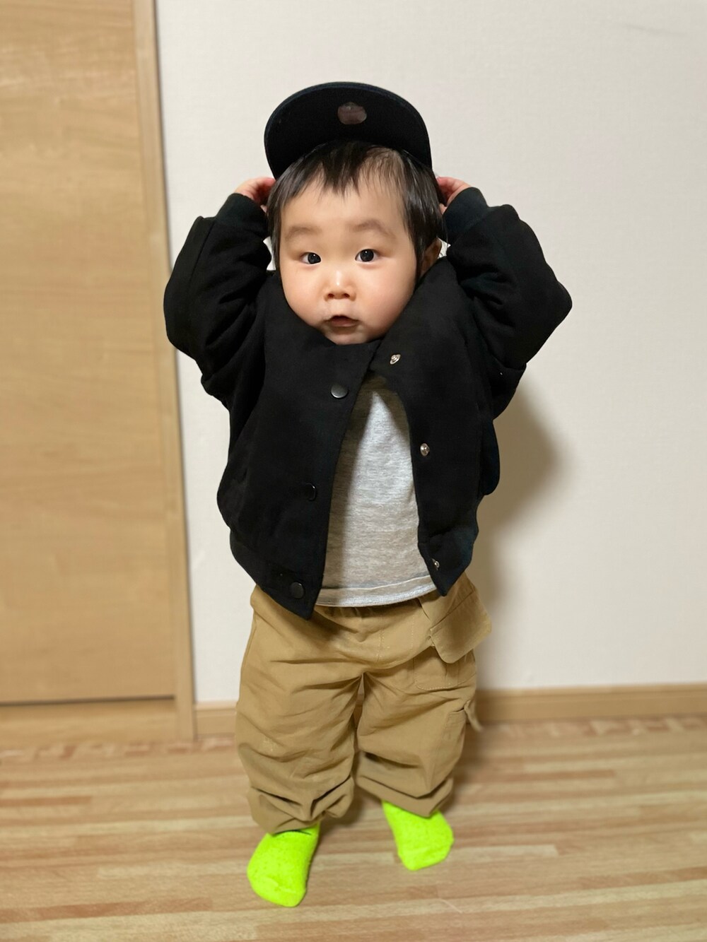 「キッズコーデ、男の子、キャップ、1歳、おとこのこ、ビタミンカラー、ブルゾン、カーゴパンツ、キッズファッション、男の子コーデ、シンプル、休日スタイル」｜「aimohaの【aimoha-KIDS-】【新作】 韓国子供服 ビッグポケット裾絞りカーゴパンツ（カーゴパンツ、ベージュ系）」を使った、MANOAさん（キッズ・80cm）の冬コーディネートの2枚目の写真