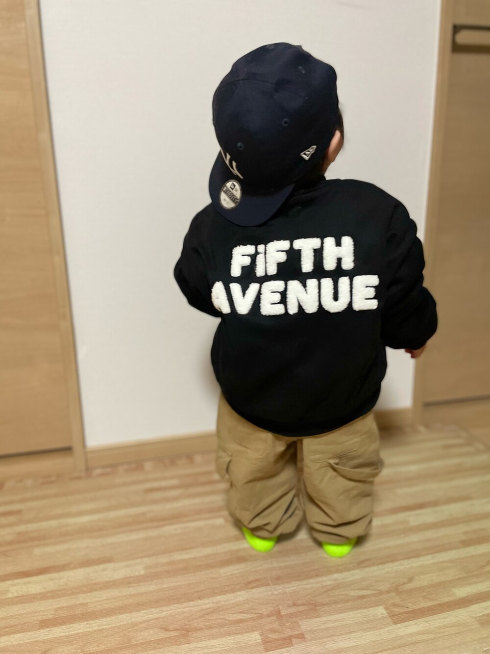 「キッズコーデ、男の子、キャップ、1歳、おとこのこ、ビタミンカラー、ブルゾン、カーゴパンツ、キッズファッション、男の子コーデ、シンプル、休日スタイル」｜「aimohaの【aimoha-KIDS-】【新作】 韓国子供服 ビッグポケット裾絞りカーゴパンツ（カーゴパンツ、ベージュ系）」を使った、MANOAさん（キッズ・80cm）の冬コーディネートの3枚目の写真