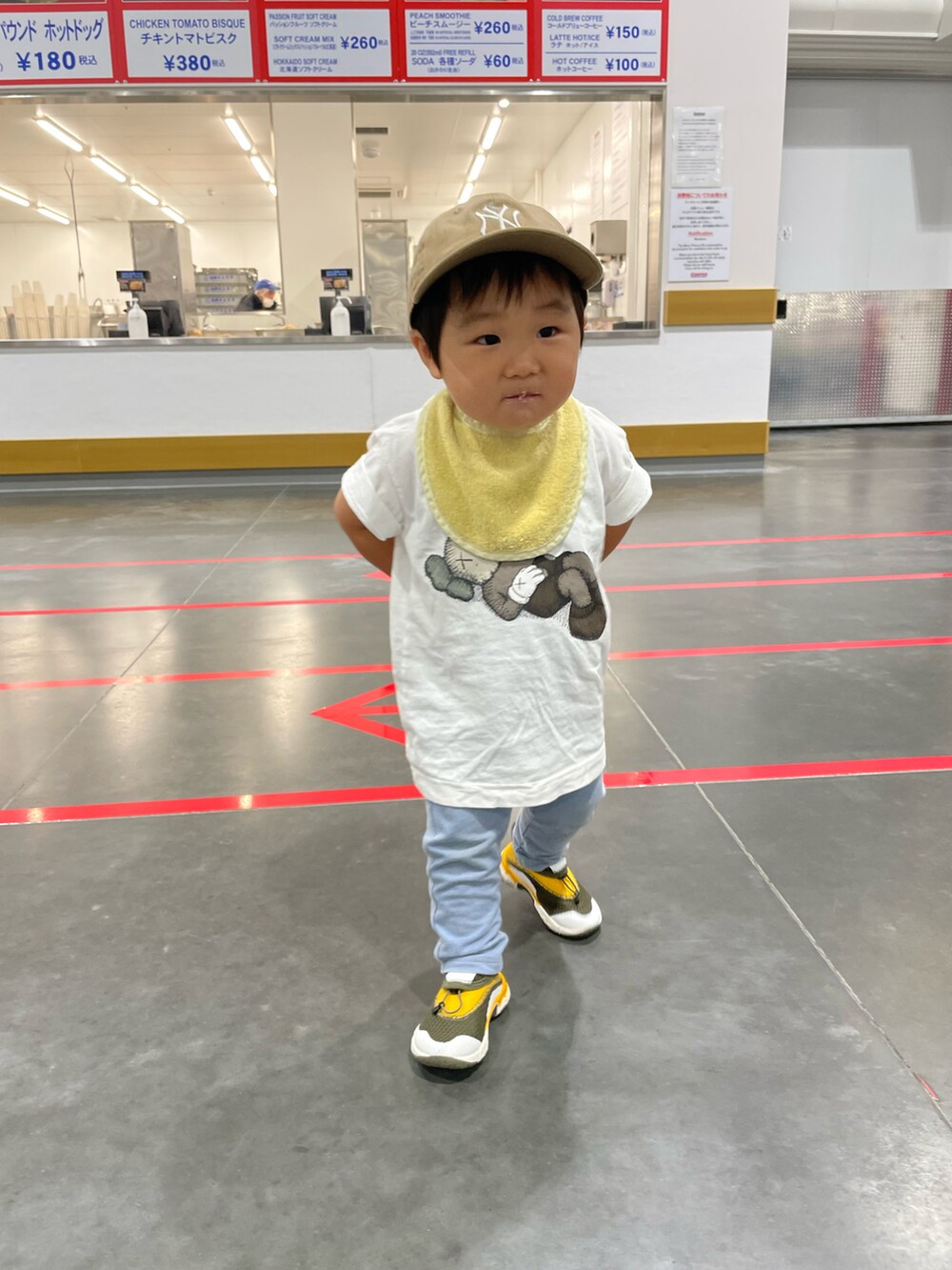 「夏コーデ、休日コーデ、キッズコーデ、キッズファッション、Tシャツコーデ、休日スタイル、1歳、男の子、おとこのこ、シンプル、ラフ、キャップ、プリントT、白Tシャツ」｜「NEW ERAの【NEW ERA】キッズ Youth 9TWENTY MLB [BSC]（キャップ、ベージュ系）」を使った、MANOAさん（キッズ・80cm）の夏コーディネートの2枚目の写真