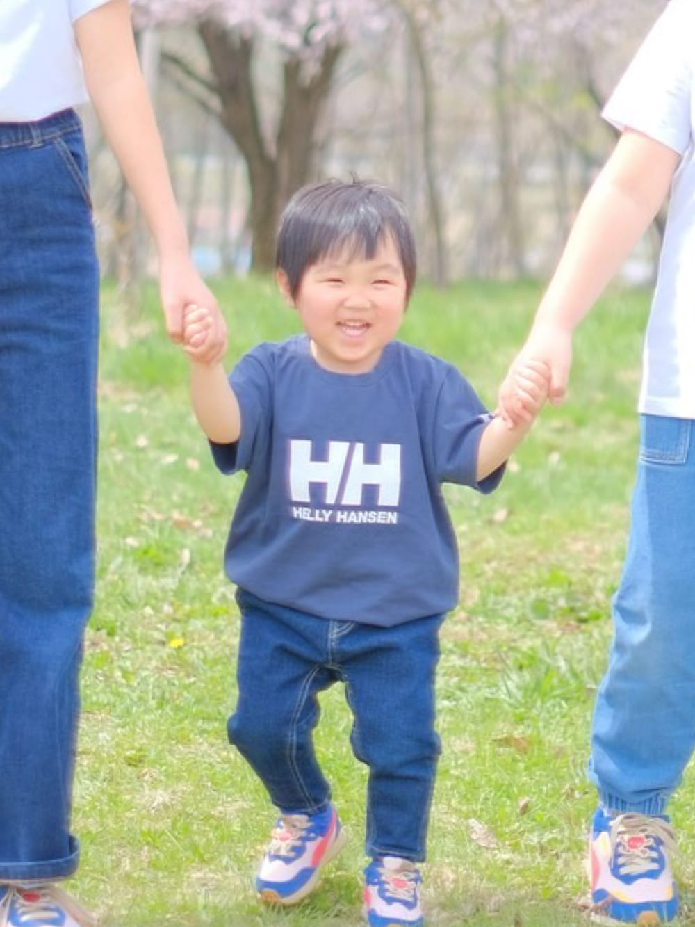「桜、キッズコーデ、キッズファッション、kids、お出かけコーデ日記、お洒落さんとつながりたい、デニム、休日コーデ、Tシャツ、男の子コーデ、2歳、男の子、ラフ、カジュアル、スニーカー」｜「BRANSHESの【ガーデナーテーパード】デニムパンツ（デニムパンツ、ブルー系）」を使った、MANOAさん（キッズ・90cm）の春コーディネートの3枚目の写真