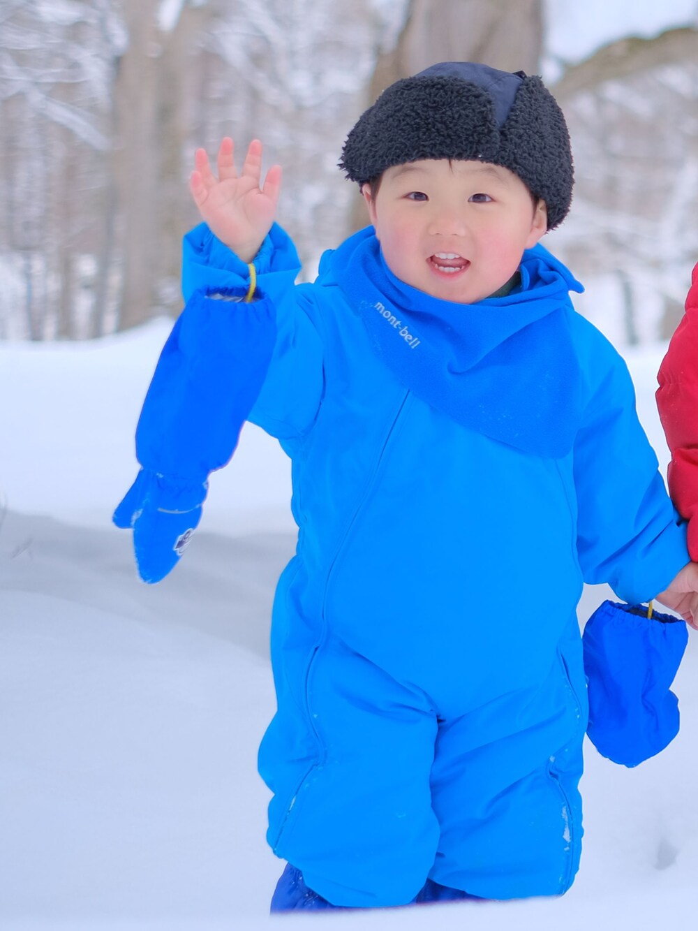 「休日コーデ、キッズファッション、キッズコーデ、キッズ、男の子、男の子コーデ、冬コーデ、冬、2歳、雪、ジャンプスーツ、公園、ブルー、mont-bell、THE NORTH FACE」｜「mont-bellのアイテム（ジャケット/アウター、ブルー系）」を使った、MANOAさん（キッズ・80cm）の冬コーディネートの2枚目の写真