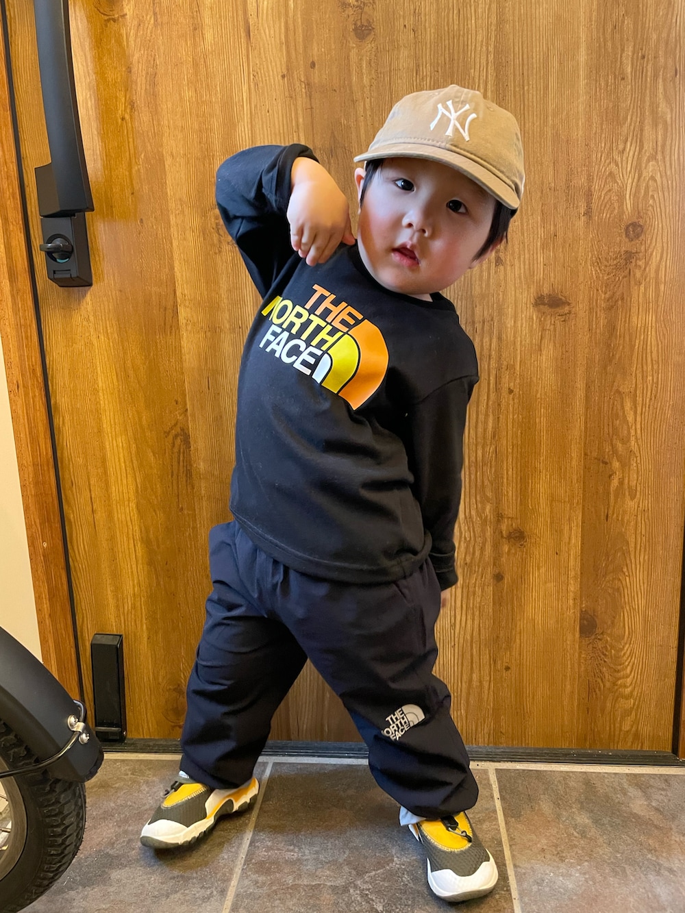 「休日スタイル、キッズコーデ、春コーデ、キッズファッション、ブラック、ラフ、男の子コーデ、男の子、2歳、THE NORTH FACE、シンプルコーデ、春、ロンT、黒×黄色、キッズ」｜「THE NORTH FACEのアイテム（パンツ、ブラック系）」を使った、MANOAさん（キッズ・80cm）の春コーディネートの2枚目の写真