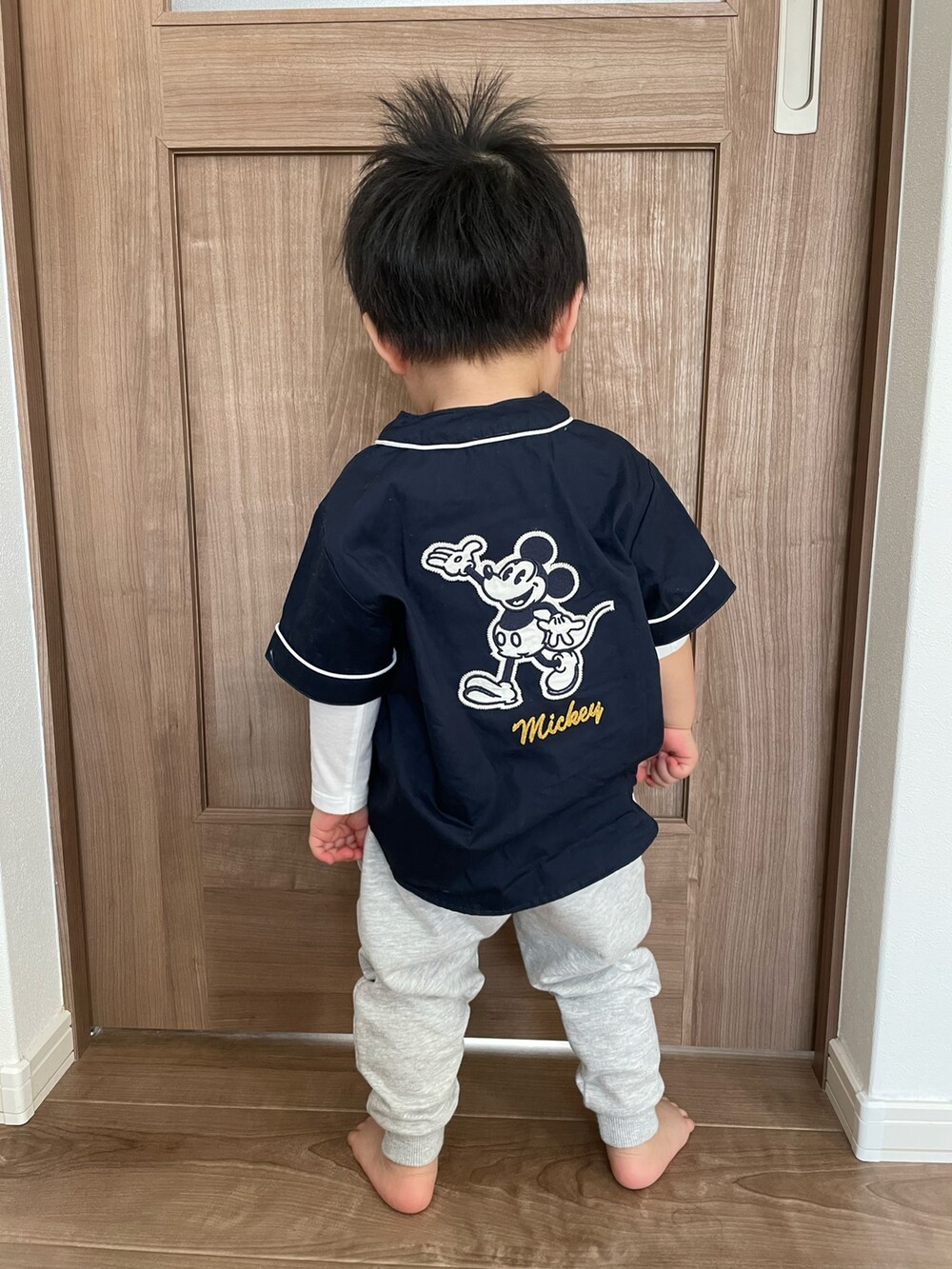 「休日スタイル、キッズファッション、スウェットパンツ、春、男の子、男の子コーデ、キッズコーデ、ベースボールシャツ、ミッキー、2歳、ラフ、春服デビュー宣言、シンプルコーデ」｜「ZARAのアイテム（スウェットパンツ、グレー系）」を使った、MANOAさん（キッズ・80cm）の春コーディネートの3枚目の写真