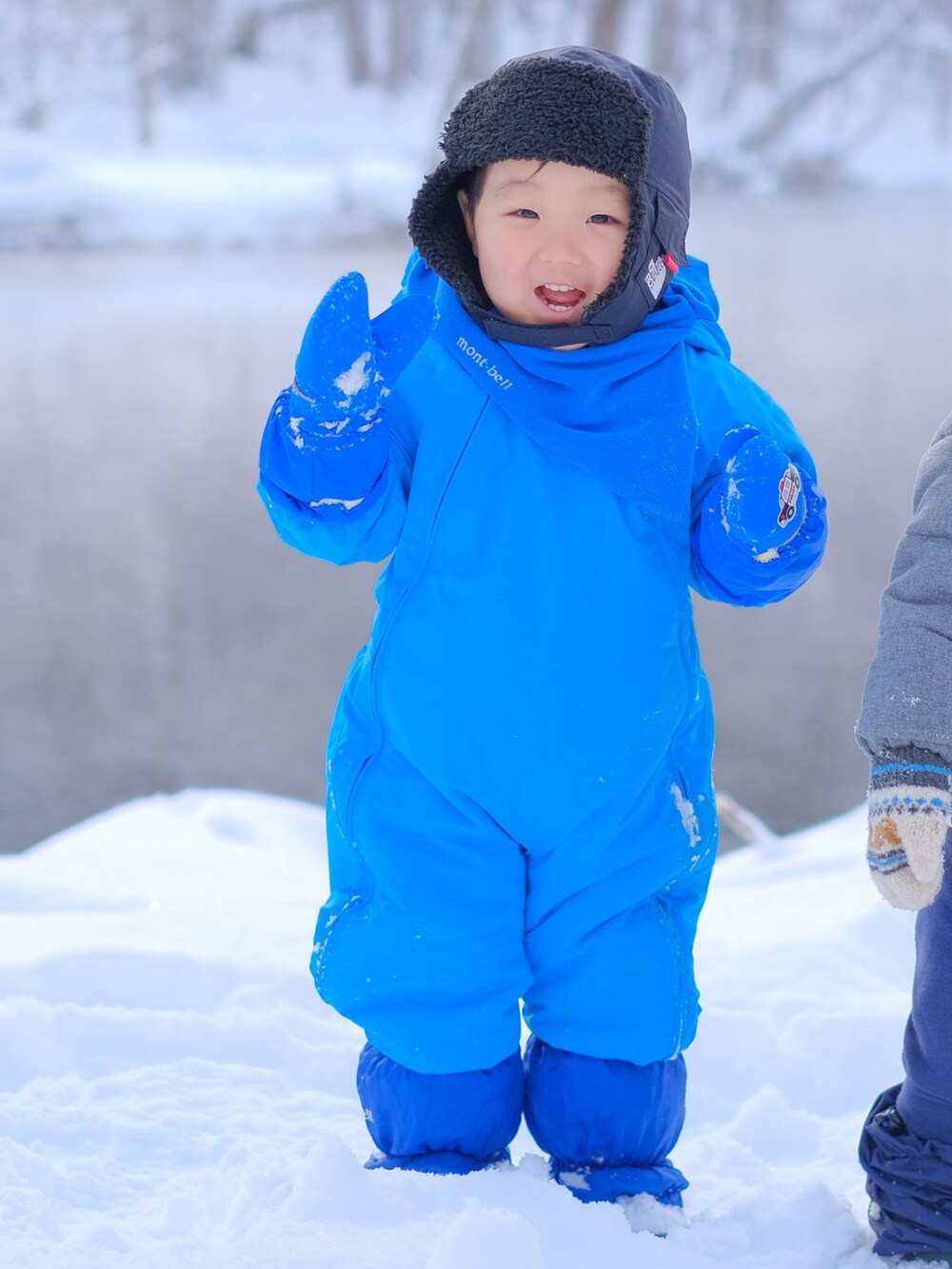 「休日コーデ、キッズファッション、キッズコーデ、キッズ、男の子、男の子コーデ、冬コーデ、冬、2歳、雪、ジャンプスーツ、公園、ブルー、mont-bell、THE NORTH FACE」｜「mont-bellのアイテム（ジャケット/アウター、ブルー系）」を使った、MANOAさん（キッズ・80cm）の冬コーディネートの3枚目の写真