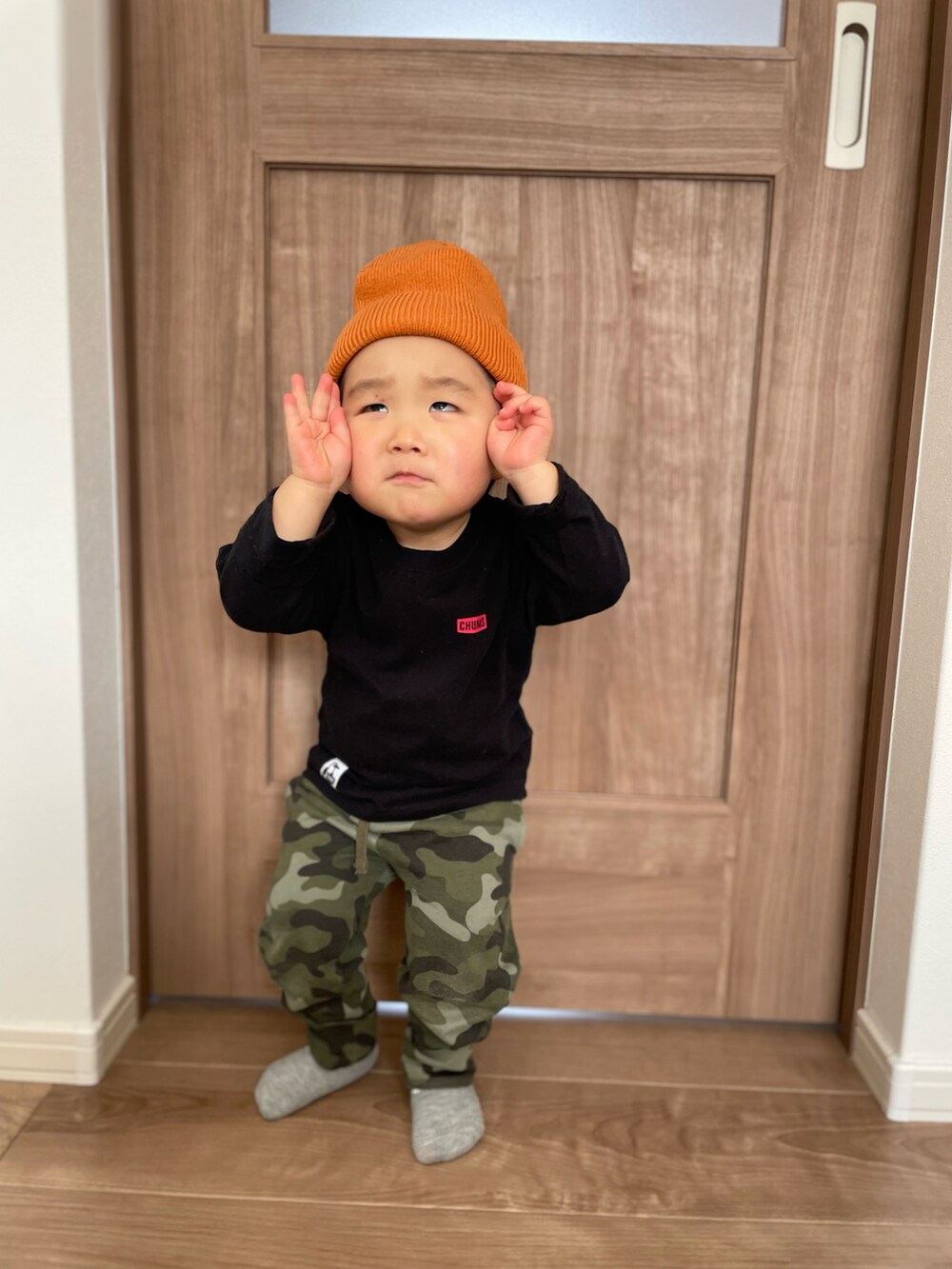 「スウェット、男の子コーデ、シンプルスタイル、2歳、キッズコーデ、キッズファッション、男の子、ロンT、迷彩、ラフ、CAP、CHUMS、ニット帽、バックプリント、今日のコーデ」｜「BEAMSのBEAMS / ロールアップ ワッチキャップ 18SS（ニットキャップ/ビーニー、オレンジ系）」を使った、MANOAさん（キッズ・80cm）の冬コーディネートの3枚目の写真