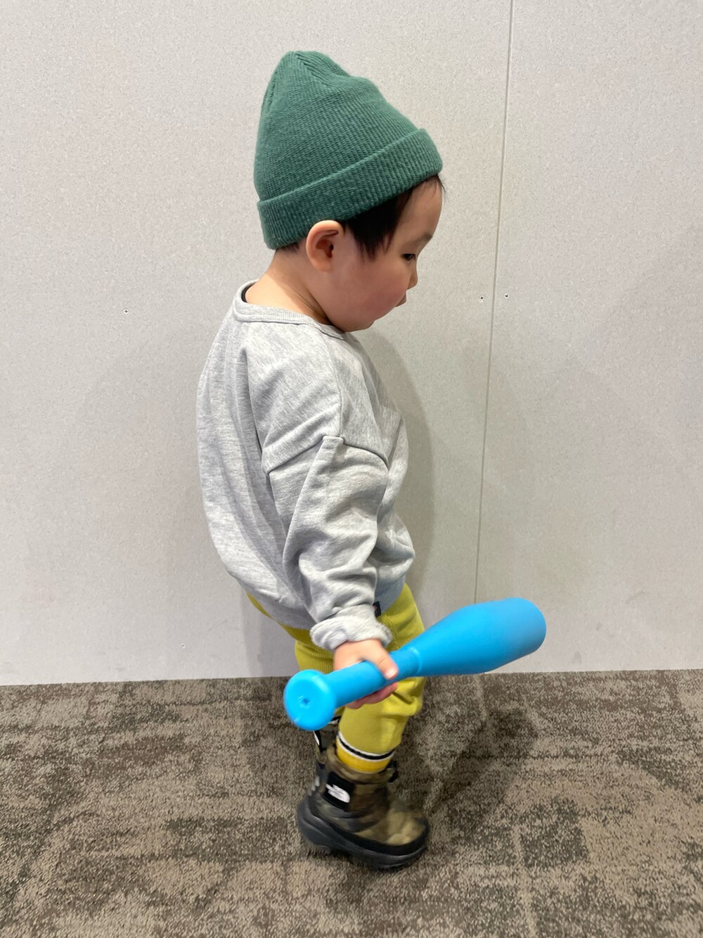 「休日コーデ、キッズファッション、休日スタイル、キッズコーデ、2歳、男の子、男の子コーデ、スウェット、パステル映える春、ディズニー、おとこのこ、リブパンツ、ラフ、プチプラ」｜「THE NORTH FACEのTHE NORTH FACE/ザ・ノース・フェイス キッズ ブーツ NFJ52281（ブーツ、グリーン系）」を使った、MANOAさん（キッズ・80cm）の冬コーディネートの2枚目の写真