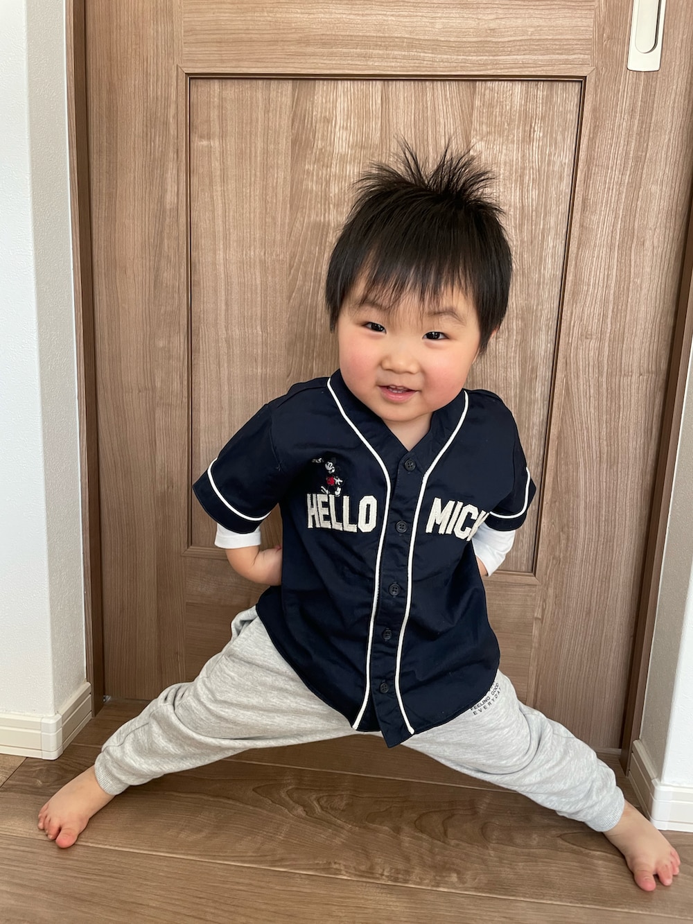 「休日スタイル、キッズファッション、スウェットパンツ、春、男の子、男の子コーデ、キッズコーデ、ベースボールシャツ、ミッキー、2歳、ラフ、春服デビュー宣言、シンプルコーデ」｜「ZARAのアイテム（スウェットパンツ、グレー系）」を使った、MANOAさん（キッズ・80cm）の春コーディネートの2枚目の写真