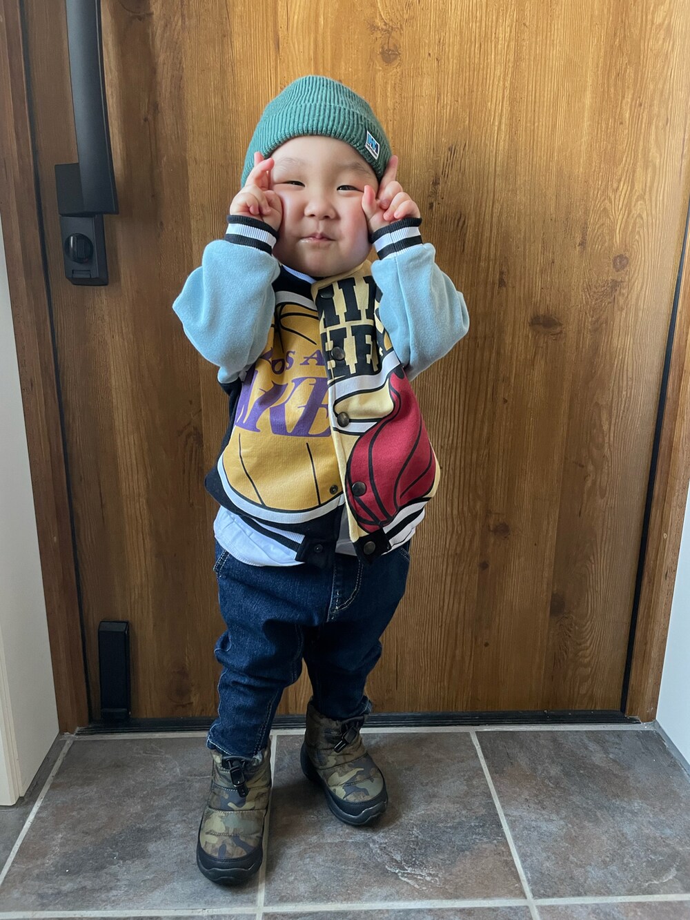 「ほめられ本命コーデ、カジュアルコーデ、デニム、ニット帽、ZARA KIDS、2歳、キッズコーデ、キッズファッション、男の子、男の子コーデ、シカゴブルズ、レイカーズ、ラフ、迷彩、寒色系」｜「HELLY HANSENのアイテム（ニットキャップ/ビーニー、グリーン系）」を使った、MANOAさん（キッズ・80cm）の冬コーディネートの2枚目の写真