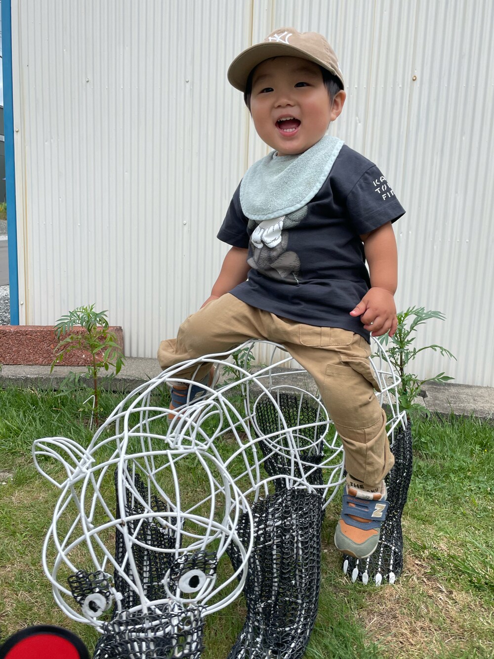 「キャップ、キッズファッション、カジュアルコーデ、休日スタイル、男の子、Tシャツ、カウズ×ユニクロ、1歳、男の子コーデ、ワントーンコーデ、おとこのこ、スニーカー×靴下、ベージュ、夏コーデ、ニューバランス」｜「NEW ERAの【NEW ERA】キッズ Youth 9TWENTY MLB [BSC]（キャップ、ベージュ系）」を使った、MANOAさん（キッズ・80cm）の夏コーディネートの2枚目の写真