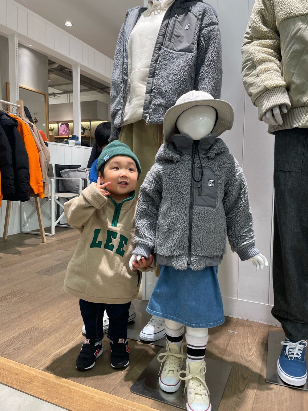 「キッズファッション、ニット帽、デニムパンツ、レトロ、シンプル、フリース、おとこのこ、男の子、2歳、キッズコーデ、アウトドアスタイル、ハーフジップ、ゆるコーデ、冬コーデ、秋コーデ」｜「Leeの【110-150cm】キッズ バイカラーハーフジッププルオーバーフリース（その他トップス、グレー系）」を使った、MANOAさん（キッズ・80cm）の秋コーディネートの3枚目の写真