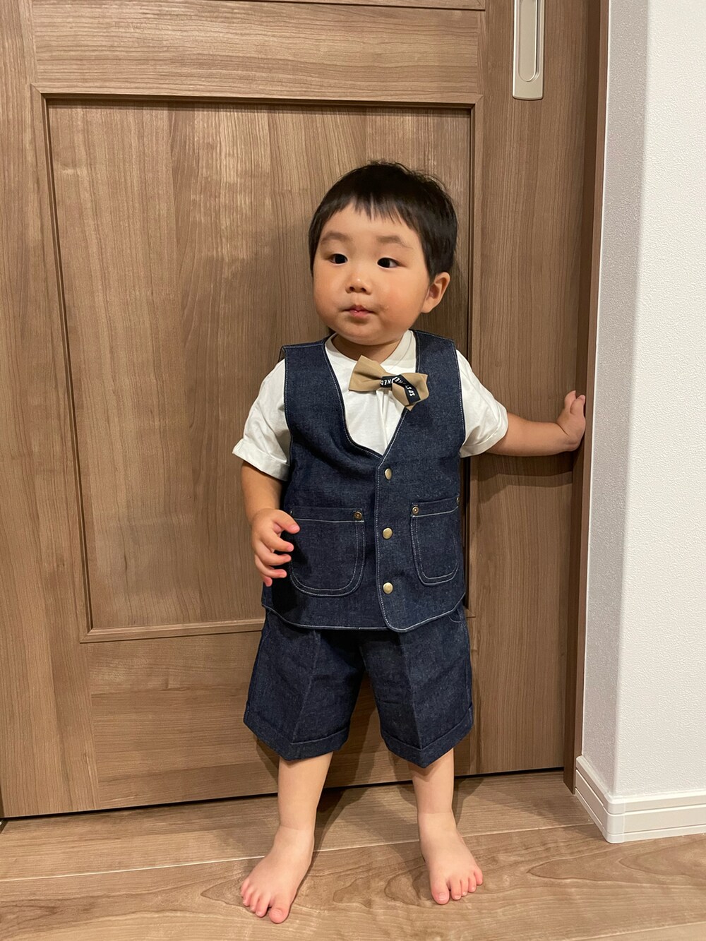「お誕生日おめでとう！、パーティースタイル、スーツスタイル、ベスト、デニム、男の子、おとこのこ、秋服コーデ、2歳、セットアップ、セレモニー、リトルエムイー、むすこーで、蝶ネクタイ」｜「little.M.Eのアイテム（フォーマルスーツ/小物、ブルー系）」を使った、MANOAさん（キッズ・80cm）の秋コーディネートの2枚目の写真