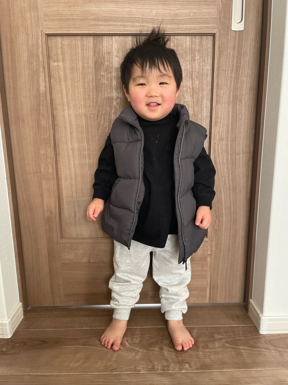 「キッズファッション、春服デビュー宣言、むすこーで、モノトーン、男の子コーデ、キッズコーデ、男の子、スウェット、ベスト、黒、ラフ、シンプルコーデ、2歳、今日のコーデ」｜「ZARAのアイテム（ジャケット/アウター、ブラック系）」を使った、MANOAさん（キッズ・80cm）の春コーディネートの2枚目の写真