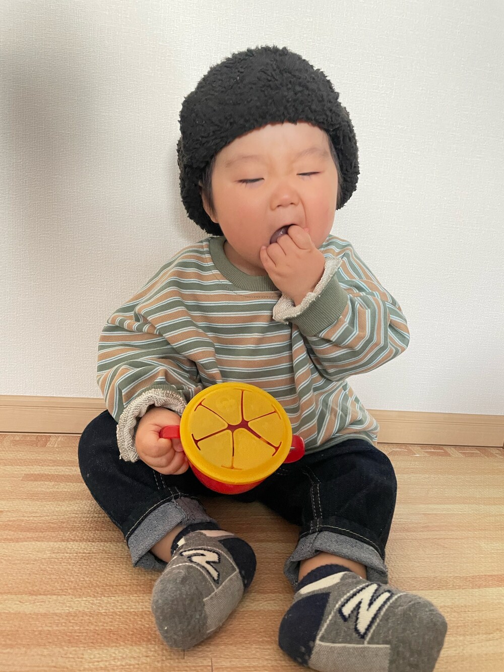 「ゆるコーデ、キッズコーデ、シンプルコーデ、ボーダー、男の子、おとこのこ、男の子コーデ、1歳、スウェット、韓国子供服」｜「THE NORTH FACEの【KIDS】【THE NORTH FACE/ノースフェイス】FRONTIER CAP（キャップ、ブラック系）」を使った、MANOAさん（キッズ・80cm）の冬コーディネートの2枚目の写真