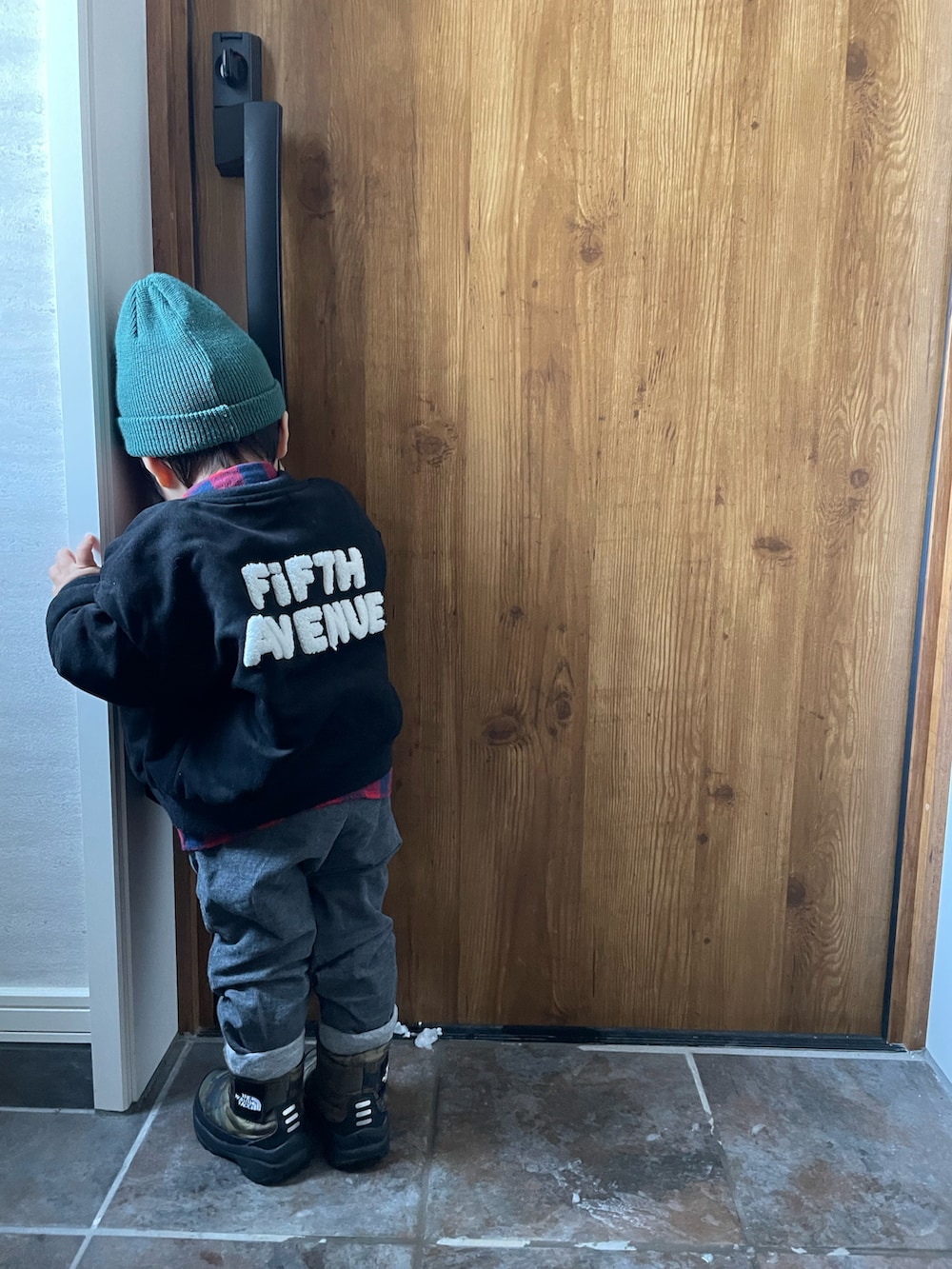 「キッズファッション、キッズコーデ、古着MIX、男の子、チェック、ニット帽、2歳、冬コーデ、THE NORTH FACE、HELLY HANSEN、男の子コーデ、ラフ、休日スタイル」｜「HELLY HANSENのアイテム（ニットキャップ/ビーニー、グリーン系）」を使った、MANOAさん（キッズ・80cm）の冬コーディネートの3枚目の写真