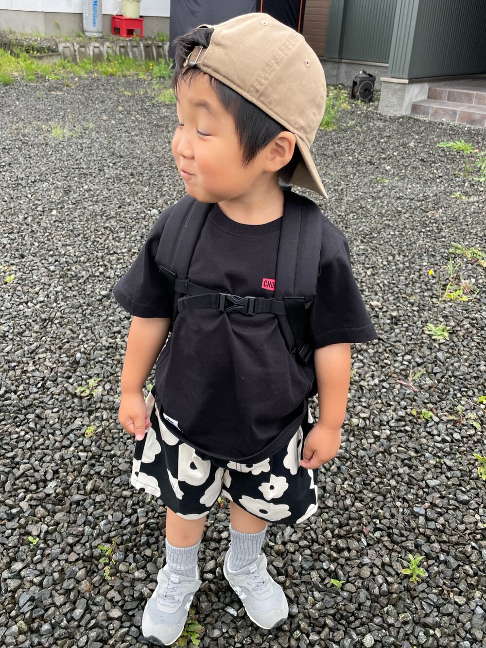 「夏コーデ、男の子、休日スタイル、ハーフパンツ、キッズファッション、キャップ、白黒、キッズコーデ、男の子コーデ、Tシャツ、花柄、さらっと晴れやかスナップ」｜「FREAK'S STOREの限定展開 CHUMS/チャムス KIDS Booby Logo T-Shirt キッズサイズ バックプリントTシャツ/CH21-1282（Tシャツ/カットソー、ブラック系）」を使った、MANOAさん（キッズ・90cm）の夏コーディネートの2枚目の写真