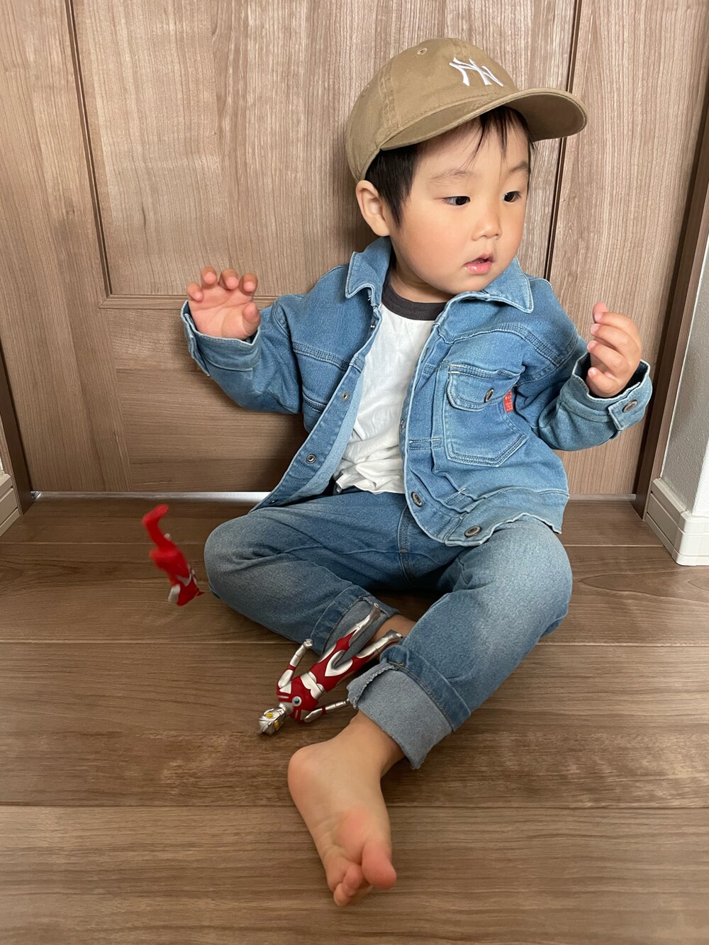 「休日スタイル、キッズファッション、キッズコーデ、デニム、シンプルコーデ、男の子、デニムジャケット、デニムコーデ、ラフ、2歳、秋コーデ、キッズ、男の子コーデ、Tシャツ、カジュアルコーデ」｜「BREEZEのアイテム（デニムパンツ、ブルー系）」を使った、MANOAさん（キッズ・90cm）の秋コーディネートの3枚目の写真