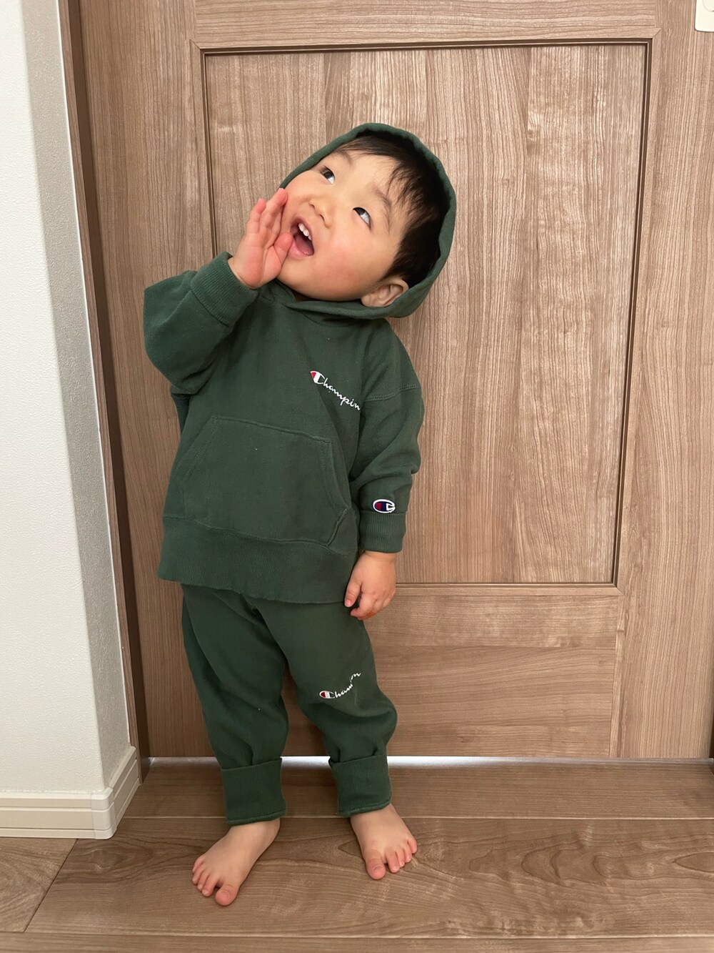 「休日スタイル、シンプルコーデ、スウェット、男の子ファッション、男の子コーデ、セットアップ、男の子、キッズコーデ、キッズファッション、グリーン、2歳、ラフ、パーカー」｜「Championのアイテム（スウェットパンツ、グリーン系）」を使った、MANOAさん（キッズ・80cm）の冬コーディネートの3枚目の写真