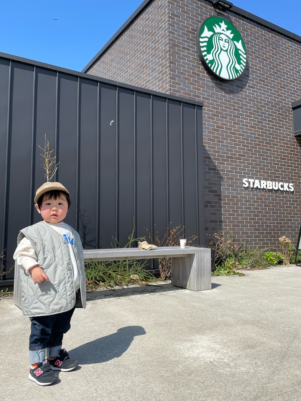 「キッズコーデ、休日スタイル、ジーンズ、ベスト、ロゴスウェット、キッズファッション、男の子、男の子コーデ、おしゃれさんと繋がりたい、2歳、春コーデ」｜「CIAOPANIC TYPYの【KIDS】【2点セット】キルティングベスト×プリントスウェット（スウェット、グリーン系）」を使った、MANOAさん（キッズ・80cm）の春コーディネートの5枚目の写真