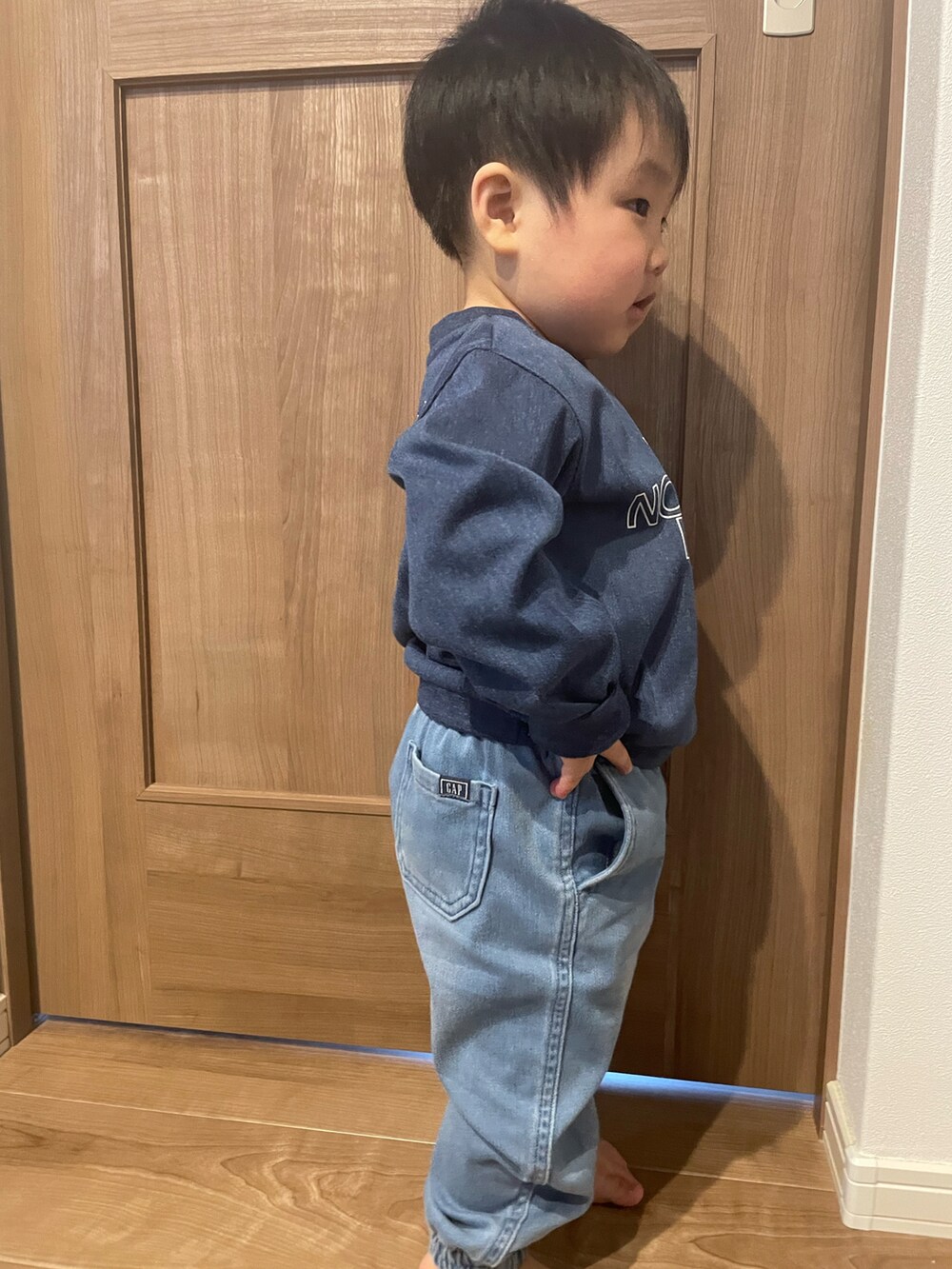 「ほめられ本命コーデ、男の子コーデ、キッズコーデ、デニム、キッズファッション、男の子、ラフ、ジョガーパンツ、スウェット、休日スタイル、GAP、ゆるコーデ、おとこのこ、ノースフェイス」｜「GAPのニット デニム ジョガーパンツ (幼児)（デニムパンツ、ブルー系）」を使った、MANOAさん（キッズ・80cm）の冬コーディネートの2枚目の写真