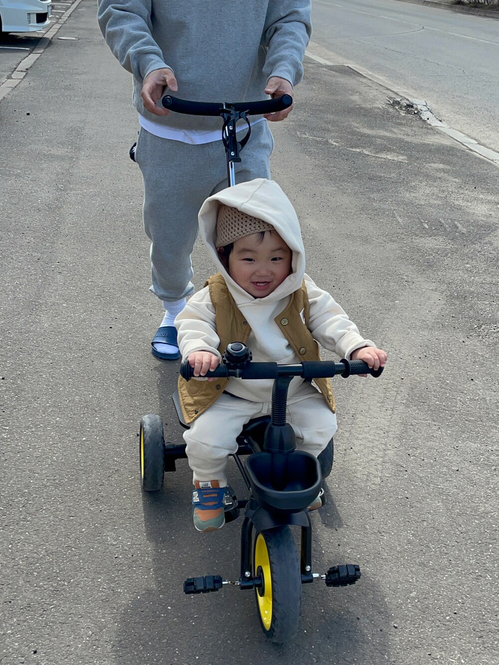 「キッズファッション、ゆるコーデ、シンプル、セットアップ、男の子、男の子コーデ、ベスト、スウェット、スニーカー、1歳、devirock、キッズコーデ、くすみカラー、オーバーサイズ、はるコーデ」｜「GAPのカーボナイズドフリース ジョガーパンツ (幼児)（スウェットパンツ、その他）」を使った、MANOAさん（キッズ・90cm）の春コーディネートの2枚目の写真