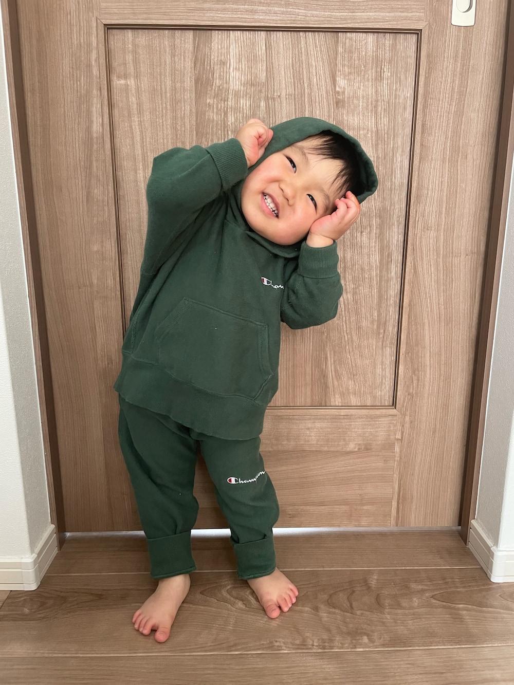 「休日スタイル、シンプルコーデ、スウェット、男の子ファッション、男の子コーデ、セットアップ、男の子、キッズコーデ、キッズファッション、グリーン、2歳、ラフ、パーカー」｜「Championのアイテム（スウェットパンツ、グリーン系）」を使った、MANOAさん（キッズ・80cm）の冬コーディネートの2枚目の写真