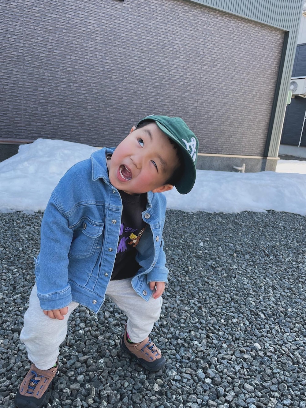「秋冬コーデ、秋コーデ、デニムジャケット、スウェット、ラフ、ゆるコーデ、3歳、キッズコーデ、キッズファッション、男の子コーデ、お出かけコーデ、おとこのこ、男の子」｜「KEENのKEEN/キーン キッズ アウトドアシューズ　JASPER II 1026089（スニーカー、ブラウン系）」を使った、MANOAさん（キッズ・90cm）の春コーディネートの3枚目の写真