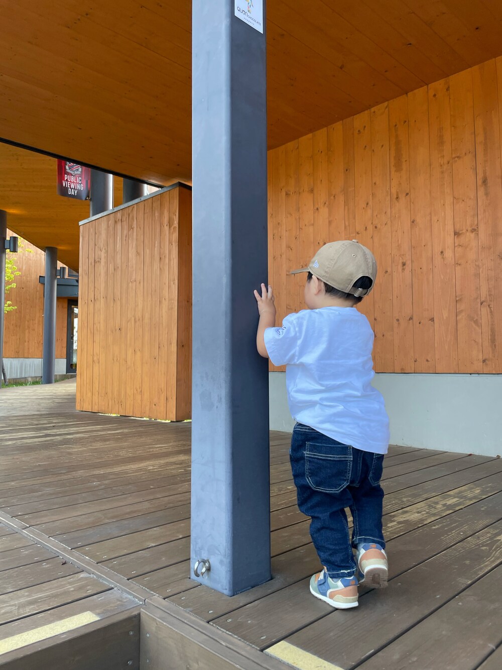 「休日スタイル、デニム、ベビーコーデ、カジュアル、秋服コーデ、男の子、おとこのこ、2歳、キッズコーデ、シンプルコーデ、ラフ、男の子コーデ、お出かけコーデ」｜「UNIQLOのアイテム（Tシャツ/カットソー、ホワイト系）」を使った、MANOAさん（キッズ・80cm）の秋コーディネートの2枚目の写真