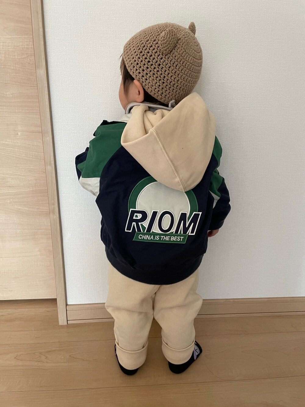 「休日スタイル、キッズファッション、ゆるコーデ、セットアップ、スウェット、男の子、おとこのこ、1歳、春コーデ、韓国子供服、ラフ、公園スタイル、GAP、アンパンマン」｜「GAPの無地パーカー (幼児・ユニセックス)（パーカー、ベージュ系）」を使った、MANOAさん（キッズ・80cm）の春コーディネートの3枚目の写真