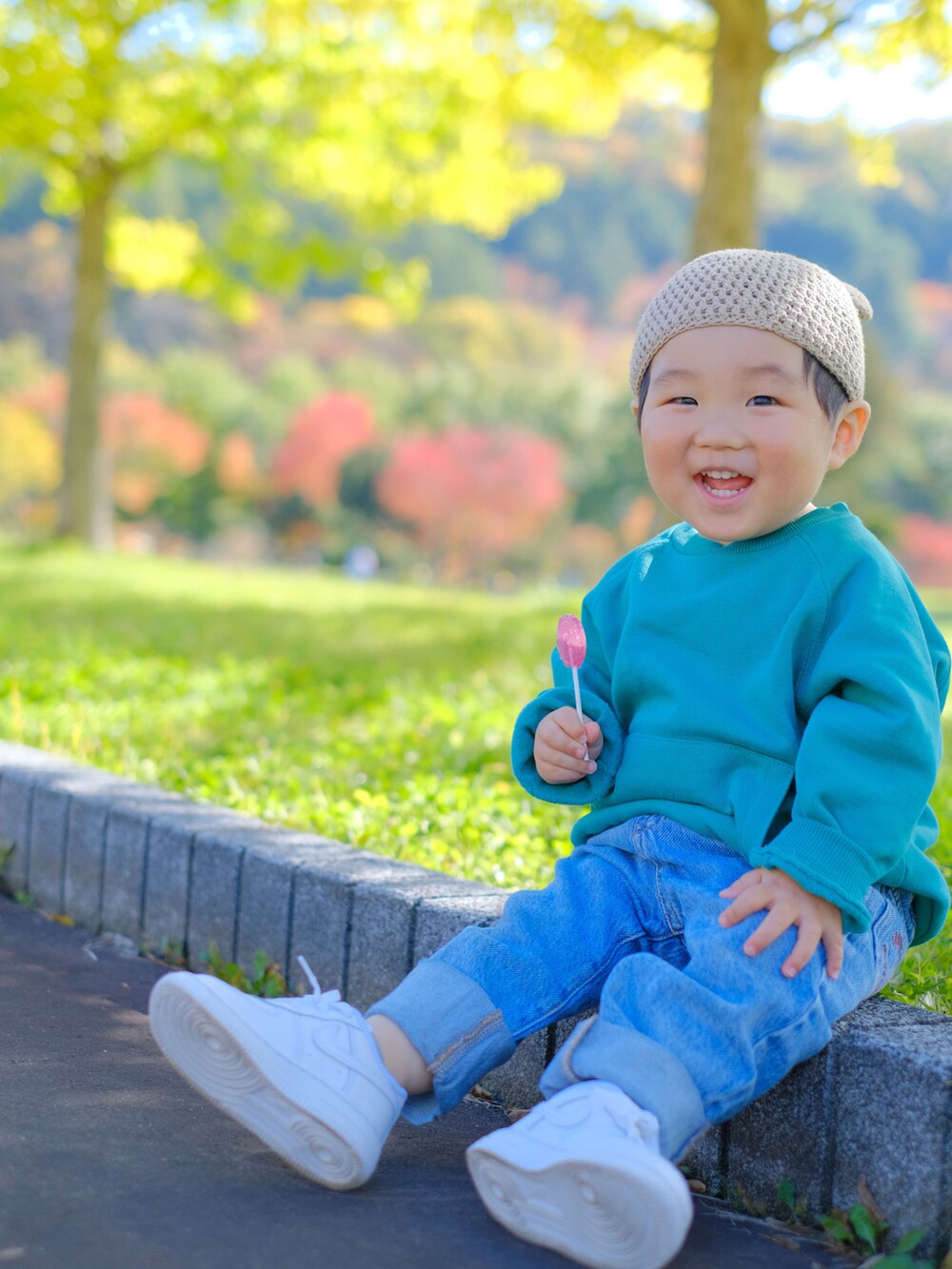 「秋冬コーデ、キッズファッション、秋コーデ、キッズコーデ、男の子、男の子コーデ、男の子ファッション、紅葉、スニーカー、カジュアルコーデ、2歳、ZARA」｜「ZARAのアイテム（デニムパンツ、ブルー系）」を使った、MANOAさん（キッズ・80cm）の冬コーディネートの2枚目の写真