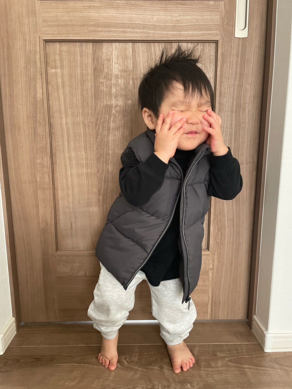 「キッズファッション、春服デビュー宣言、むすこーで、モノトーン、男の子コーデ、キッズコーデ、男の子、スウェット、ベスト、黒、ラフ、シンプルコーデ、2歳、今日のコーデ」｜「ZARAのアイテム（ジャケット/アウター、ブラック系）」を使った、MANOAさん（キッズ・80cm）の春コーディネートの3枚目の写真