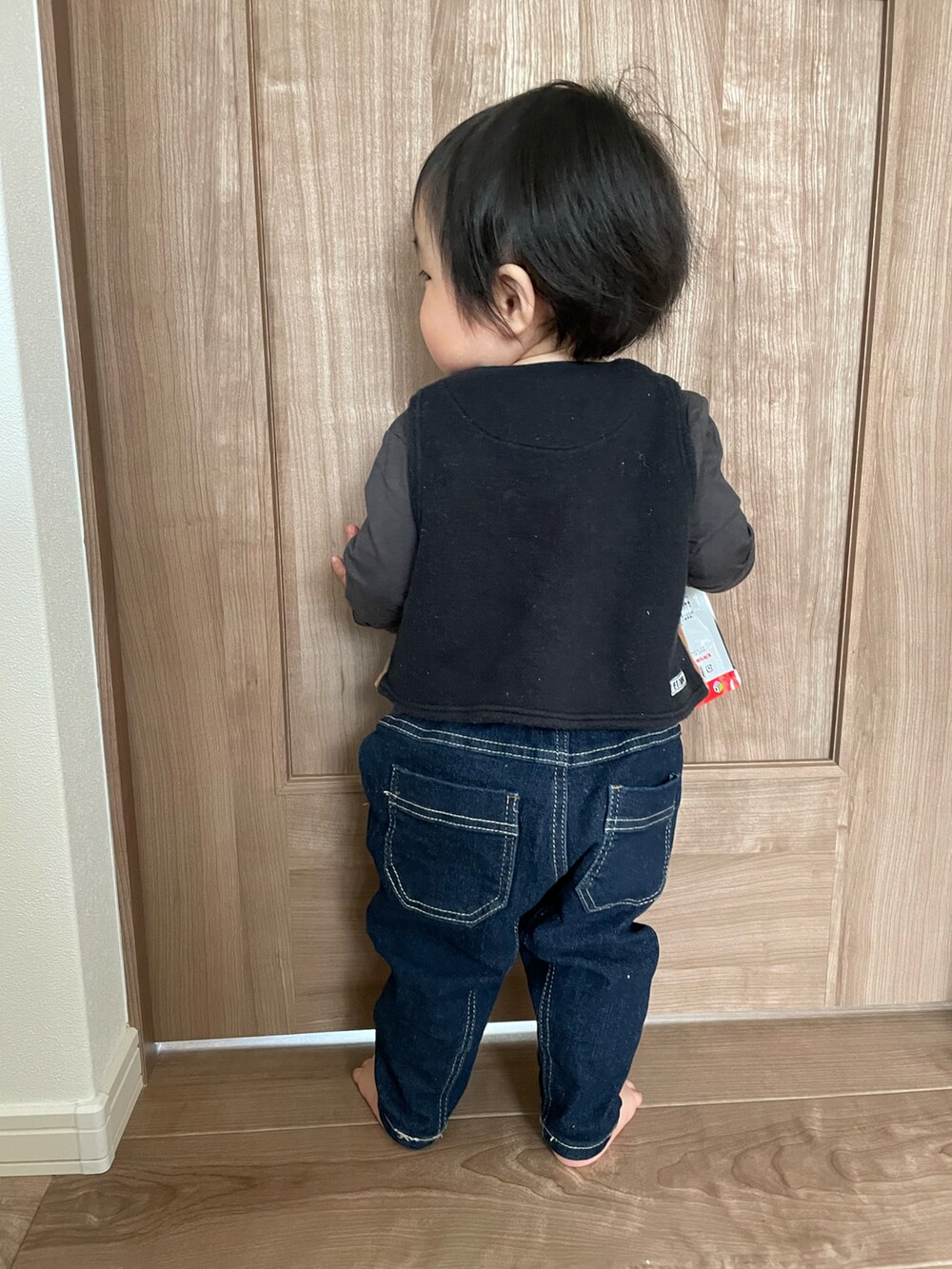 「ごきげんウィーク、休日スタイル、古着、古着MIX、キッズコーデ、バケットハット、男の子、1歳、男の子コーデ、ベスト、おとこのこ、ラフ」｜「BRANSHESの【ガーデナーテーパード】デニムパンツ（デニムパンツ、ブルー系）」を使った、MANOAさん（キッズ・80cm）の春コーディネートの3枚目の写真