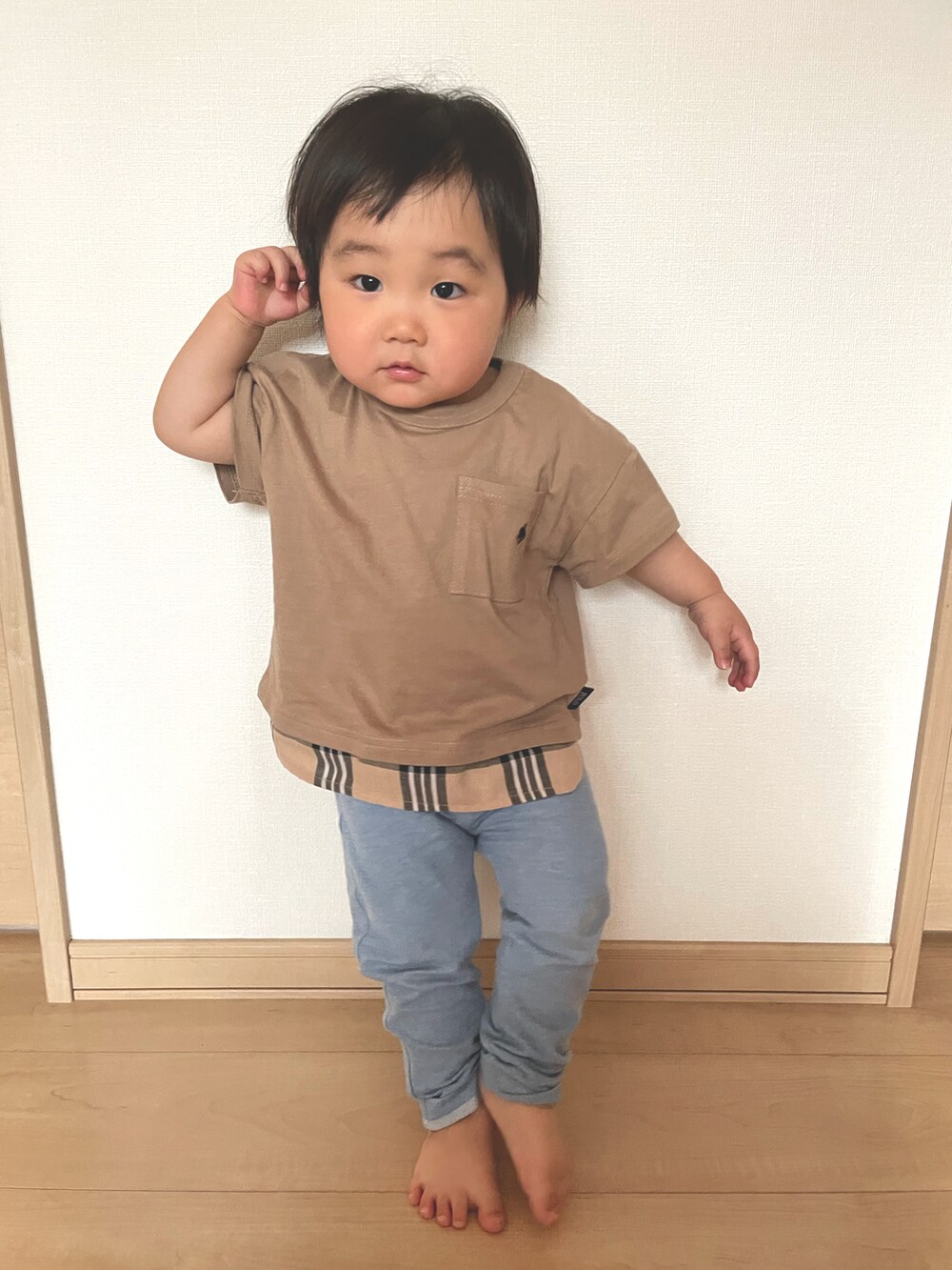 「キッズファッション、男の子、男の子コーデ、Tシャツ、チェック、1歳、ラフ、淡色コーデ、UNIQLO、キッズコーデ」｜「polobabyのアイテム（Tシャツ/カットソー、ベージュ系）」を使った、MANOAさん（キッズ・90cm）の春コーディネートの2枚目の写真