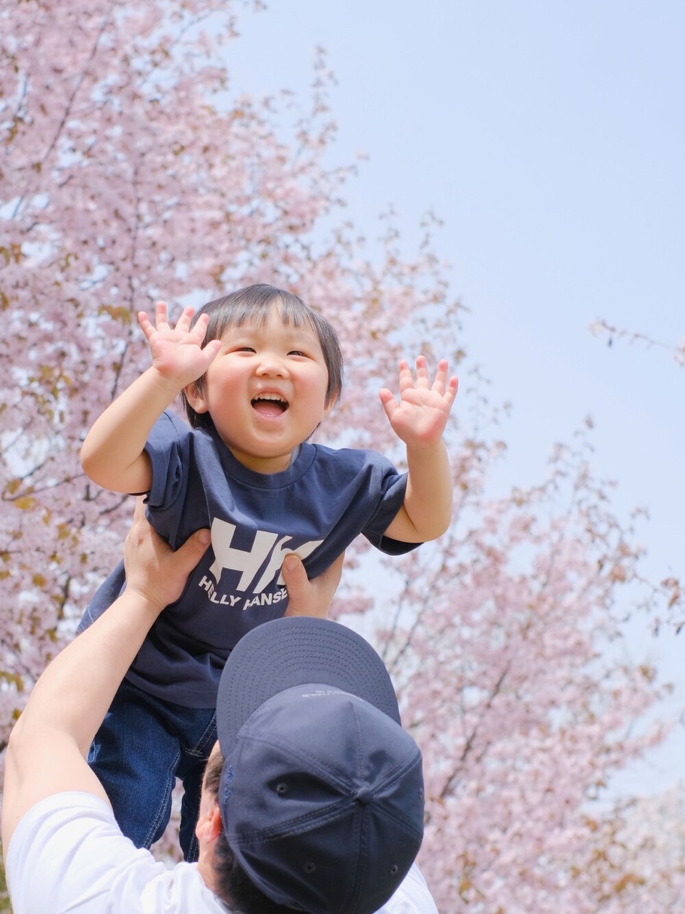 「桜、キッズコーデ、キッズファッション、kids、お出かけコーデ日記、お洒落さんとつながりたい、デニム、休日コーデ、Tシャツ、男の子コーデ、2歳、男の子、ラフ、カジュアル、スニーカー」｜「BRANSHESの【ガーデナーテーパード】デニムパンツ（デニムパンツ、ブルー系）」を使った、MANOAさん（キッズ・90cm）の春コーディネートの2枚目の写真