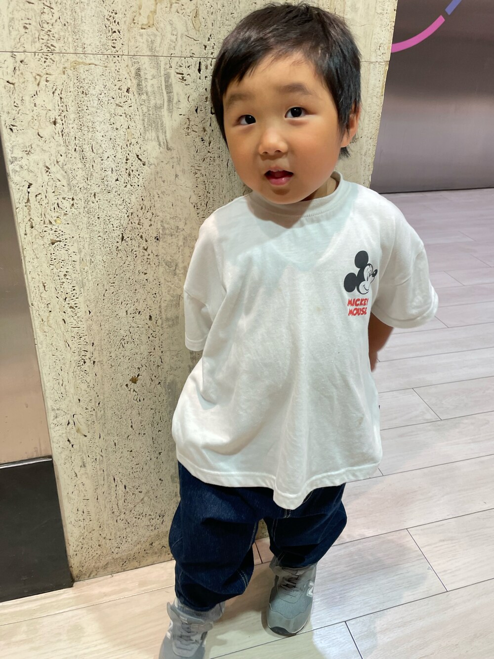 「夏コーデ、デニム、Tシャツ、キッズコーデ、男の子、男の子コーデ、キッズファッション、3歳、ラフ、しまむら、ミッキー」｜「しまむらのアイテム（Tシャツ/カットソー、ホワイト系）」を使った、MANOAさん（キッズ・90cm）の夏コーディネートの2枚目の写真