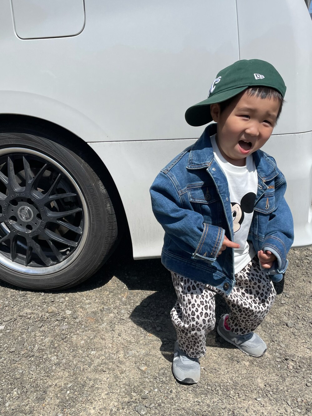 「休日スタイル、お出かけコーデ、キッズ、プリントT、男の子、プチプラ、スニーカー、キッズコーデ、キッズファッション、男の子コーデ、デニムジャケット、ラフ、キャップ、おとこのこ、春夏コーデ」｜「しまむらのアイテム（Tシャツ/カットソー、ホワイト系）」を使った、MANOAさん（キッズ・90cm）の春コーディネートの2枚目の写真