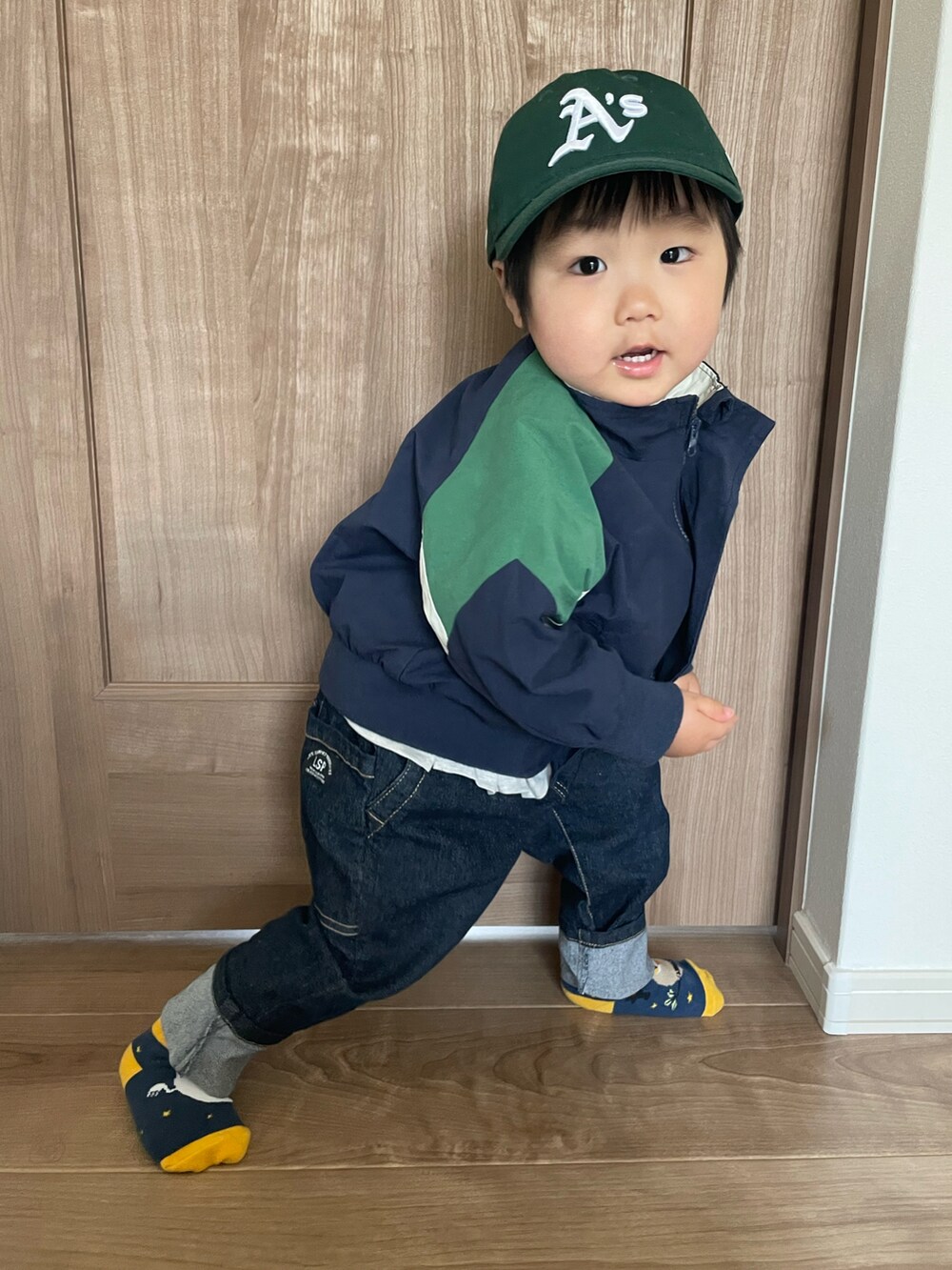 「韓国子供服、ジーンズ、プリントT、春コーデ、春、カジュアルコーデ、キッズコーデ、キッズファッション、２歳、男の子、男の子コーデ、キャップ、おとこのこ、キッズ、ラフ」｜「aimohaの【aimoha-KIDS-】【新作】 韓国子供服 アメカジバック刺繍配色ブルゾン（ブルゾン、ブルー系）」を使った、MANOAさん（キッズ・80cm）の春コーディネートの4枚目の写真