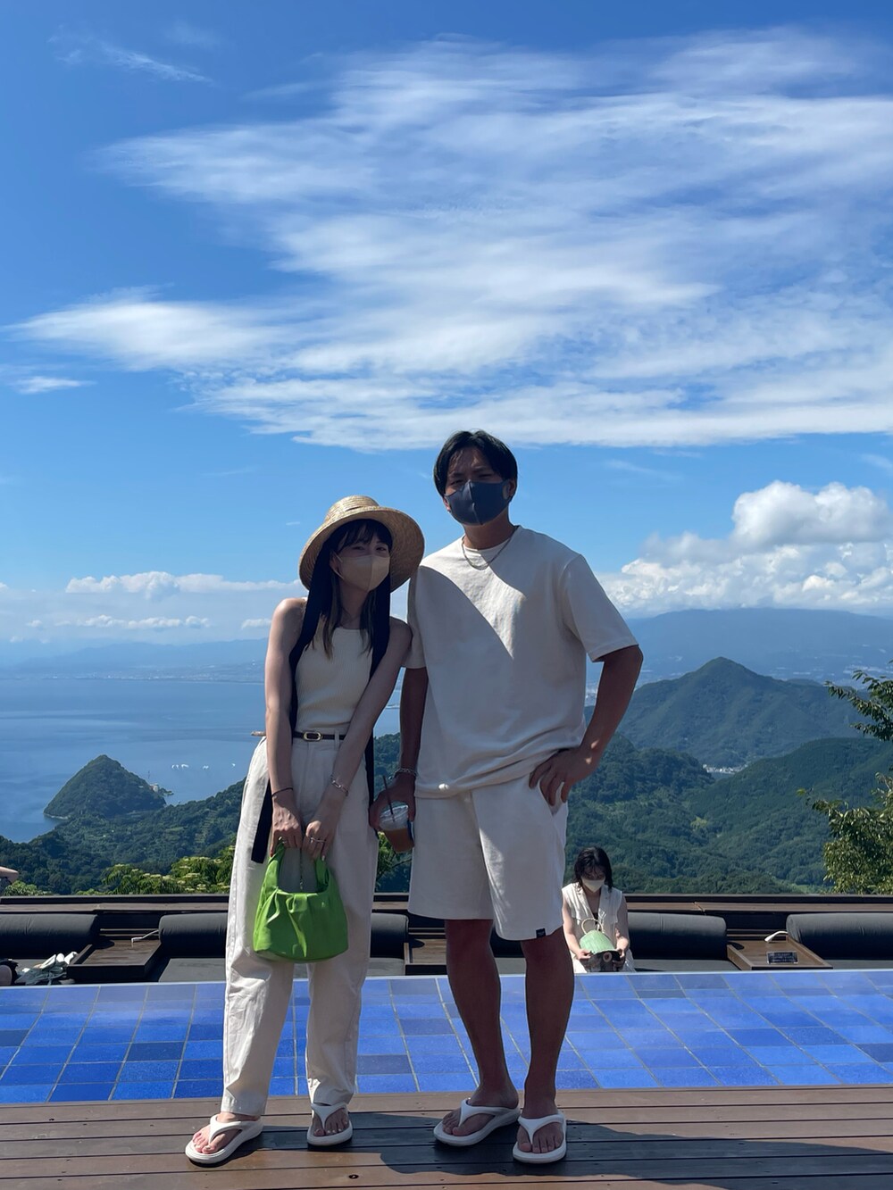 「真夏のアクティブスタイル、夏、シンプルコーデ、オトナ女子、トングサンダル、ビーチサンダル、シミラールック、カップルコーデ、オールホワイト、大人カジュアル、ホワイト、サマースタイル、大人女子、カンカン帽、むぎわら帽子」｜「LOWRYS FARMのアサペグトップパンツ　826144（その他パンツ、ホワイト系）」を使った、shiori seitoさん（レディース・160cm）の夏コーディネートの2枚目の写真