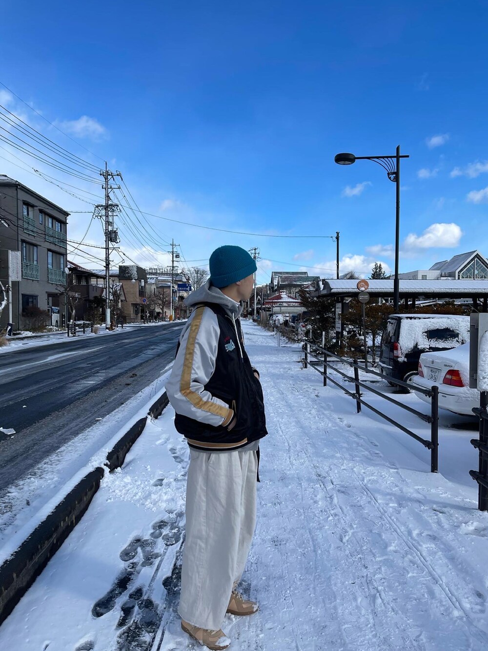 ホワイト系のパンツを着用したメンズの冬コーディネートの3枚目の写真