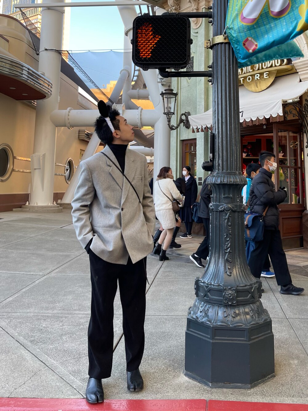 グレー系のテーラードジャケットを着用したメンズの冬コーディネートの3枚目の写真