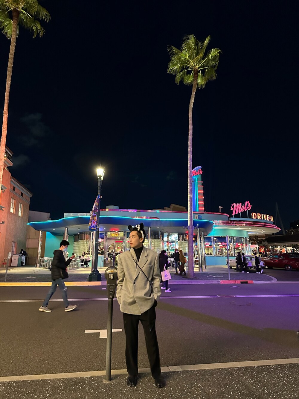 グレー系のテーラードジャケットを着用したメンズの冬コーディネートの2枚目の写真