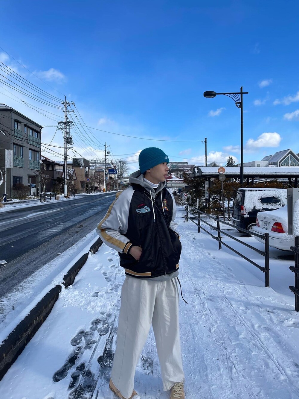 ホワイト系のパンツを着用したメンズの冬コーディネートの2枚目の写真