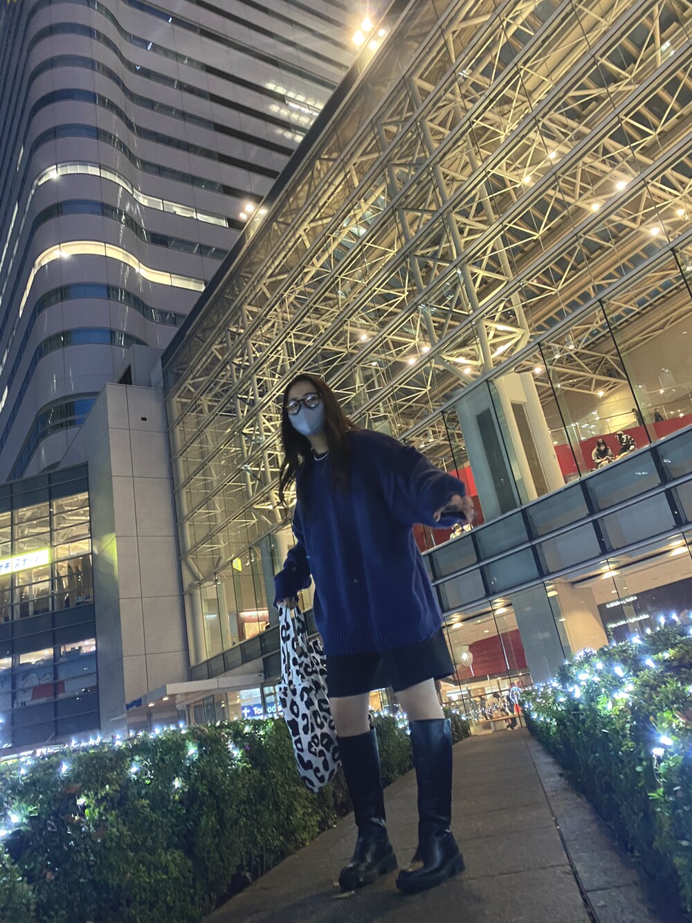 ブラック系のブーツ、ブラック系のその他パンツ、ブルー系のニット/セーターを着用したレディースの冬コーディネートの2枚目の写真